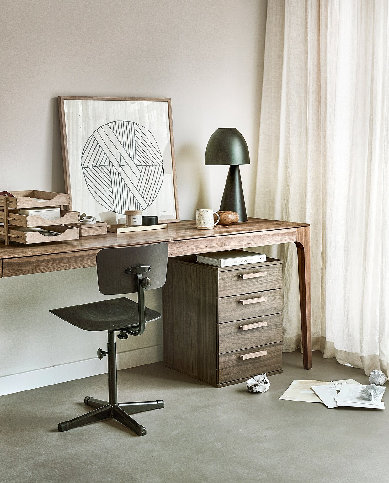 Novilon Beton. M.m.v. demachinekamer.nl (bureau in notenkleur, ladekast in walnotenkleur, bureaustoel Jops van Dykmeyer), letoile.store (organiser A4-formaat, opberger met deksel, beker met oor), studio-yen.com (lamp, houten kei), householdhardware.nl (zwarte mok), bymolle.com (geurkaars). Overig privébezit. vtwonen 07-2021 | Productie Tanja Saarberg | Styling Marlies Does | Fotografie Peggy Janssen