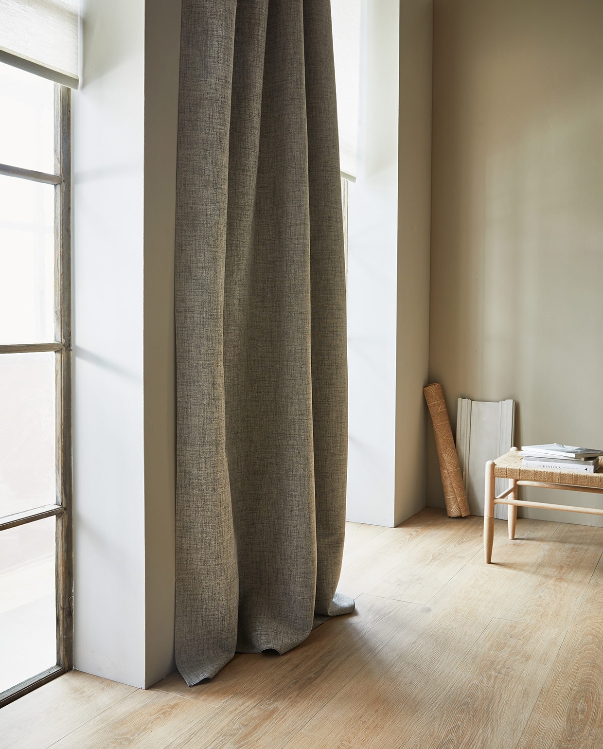 Gordijn Groove, wit-grijs, verduisterend, met plooi, 270×140 cm (hxb). M.m.v. jotex.nl (kruk), vtwonen.nl (tegels Blancs Naturel van vtwonen), karwei.nl ( muurverf Flax van vtwonen). vtwonen 07-2021  | Productie Tanja Saarberg | Styling Cleo Scheulderman | Fotografie Jeroen van der Spek
