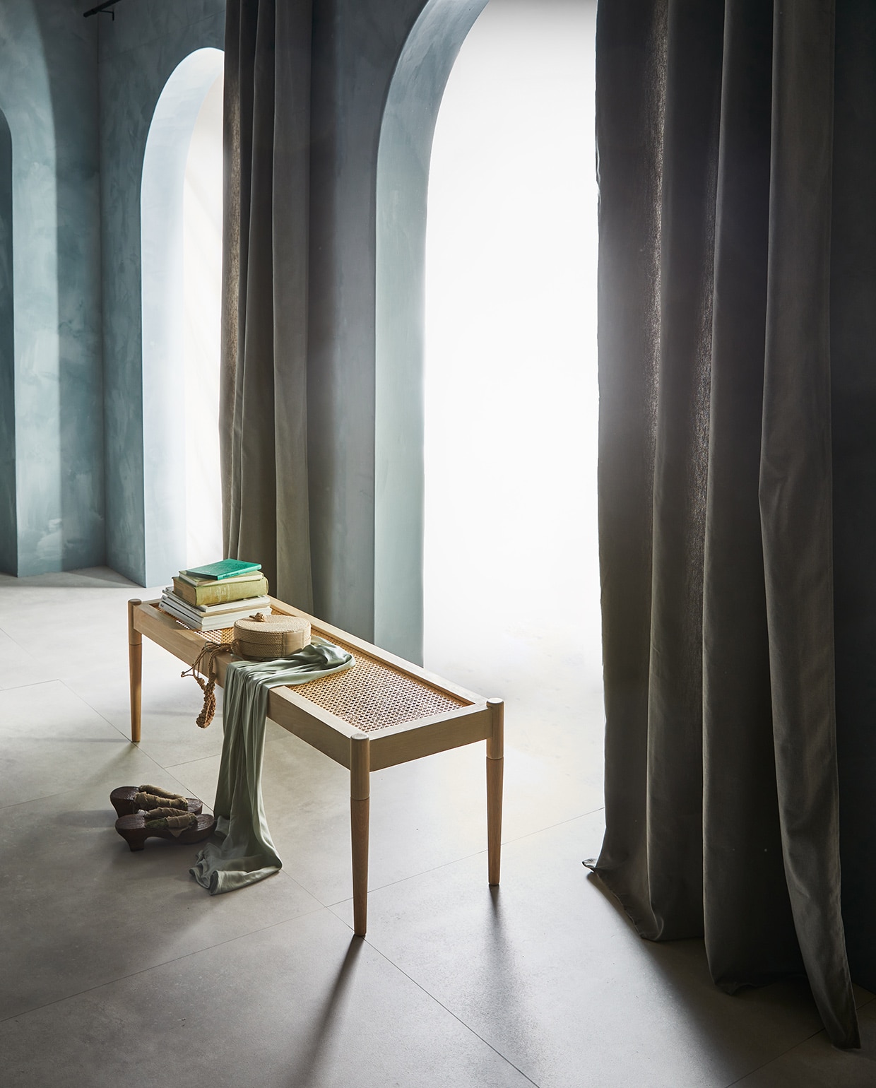 Gordijn Denim Taupe, lichtdoorlatend, met ring, 270×140 cm (hxb). M.m.v. jotex.nl (bank), lauthentique.nl (kalkverf in kleur Kassei 55), vtwonen.nl (vloertegels Mold Concrete van vtwonen). vtwonen 07-2021  | Productie Tanja Saarberg | Styling Cleo Scheulderman | Fotografie Jeroen van der Spek