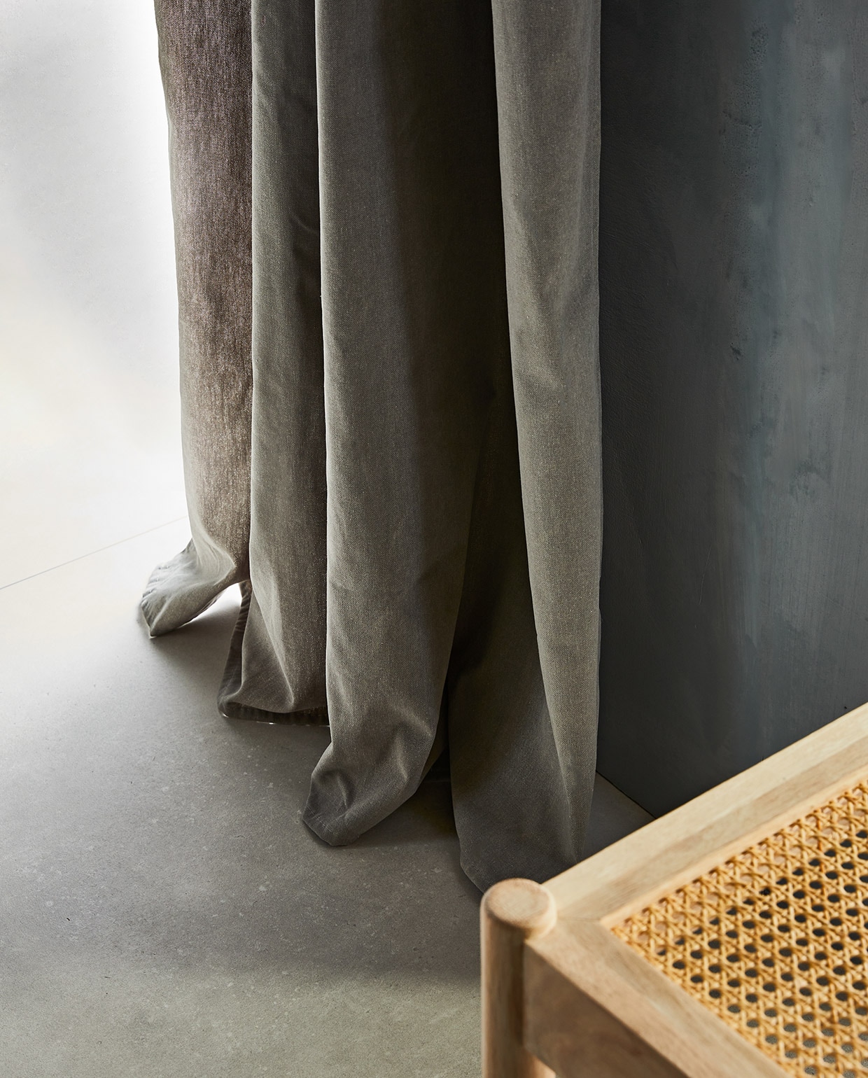 Gordijn Denim Taupe, licht doorlatend, met ring, 270×140 cm (hxb) € 52,99. vtwonen 07-2021  | Productie Tanja Saarberg | Styling Cleo Scheulderman | Fotografie Jeroen van der Spek