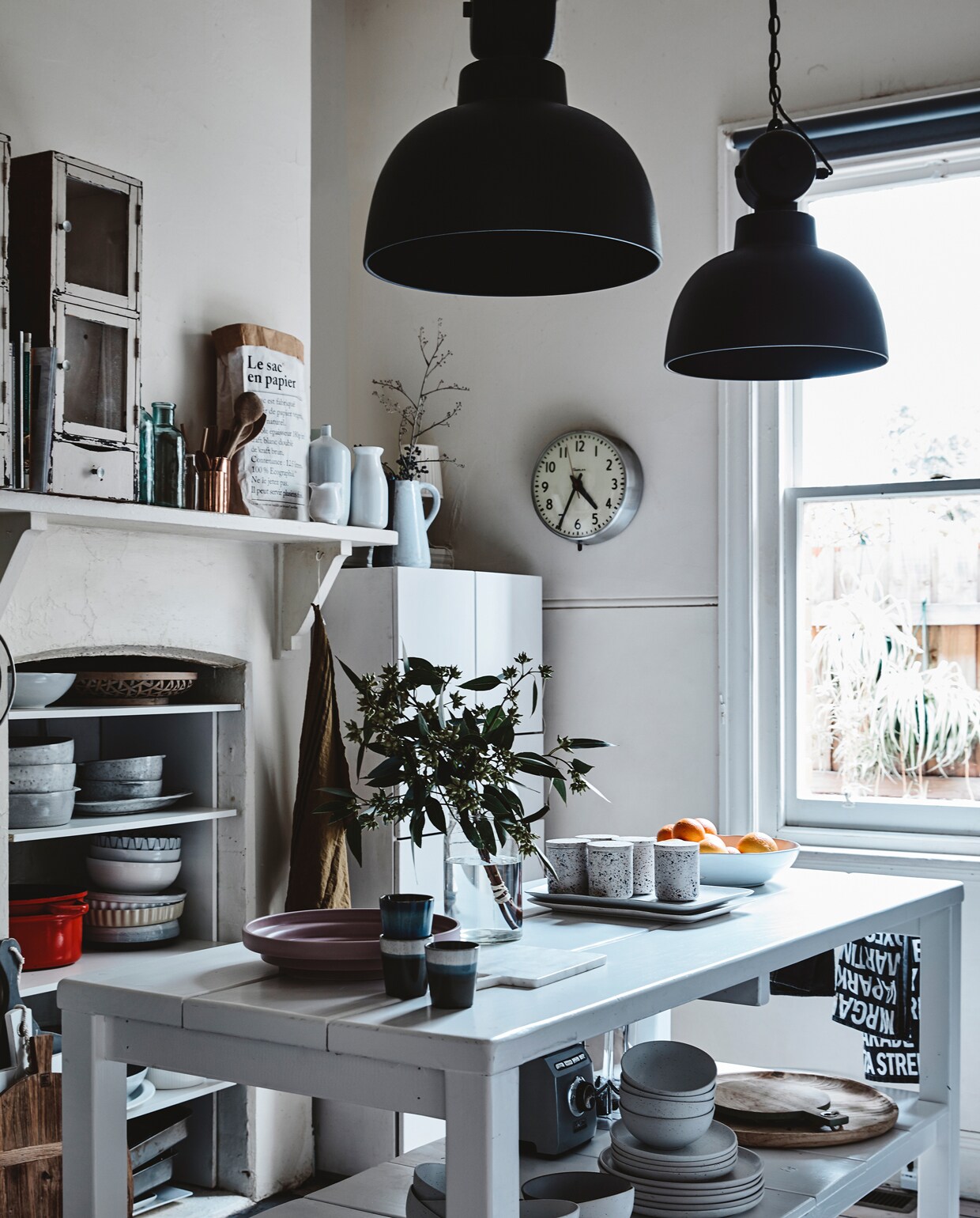 ‘Het vakkenkastje op de schouw, een veilinghuisvondst, is wel honderd jaar oud. Ook de klok is vintage, die hing vroeger in een Australisch klaslokaal.’ Papieren zak van Merci. Lampen en bekers van HK Living. Kasten en verrijdbaar keukeneiland Eve van House of Orange. De overige spullen zijn lokale (Australische) vondsten. vtwonen 2-2020 | fotografie Derek Swalwell | styling Rachel Vigor