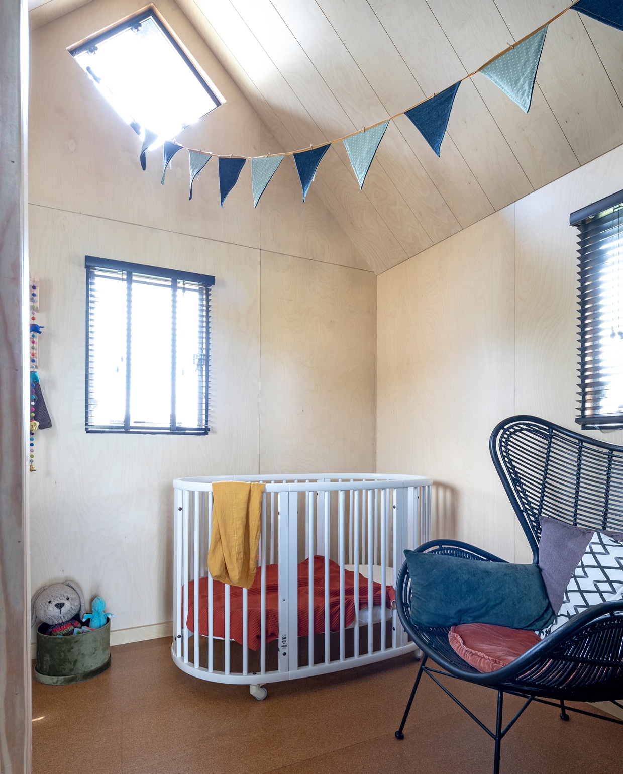 Zoon Vik heeft achterin zijn eigen kamer. Menno en Rhona’s bed staat op de slaapvide boven hem. Meegroeiledikant Sleepi Stokke. Loungestoel Outdoor Egg Chair, kussens HKliving. vtwonen special tiny houses | fotografie Henny van Belkom | tekst Jack Meijers