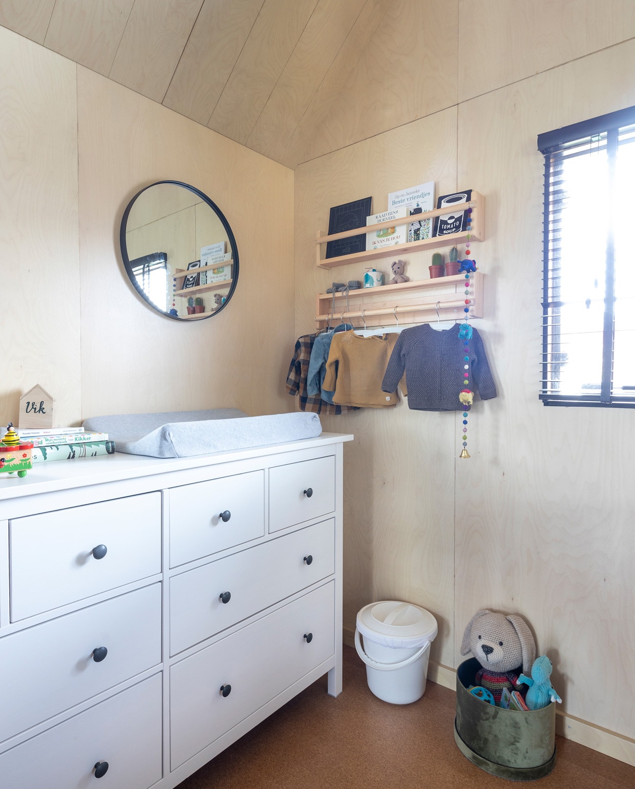 Kast Hemnes doet dienst als commode en wandrek Flisat als boekenplank én kledingroede, beide Ikea. vtwonen special tiny houses | fotografie Henny van Belkom | tekst Jack Meijers