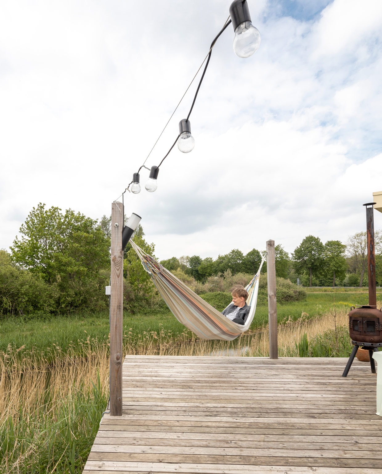 'Wat je binnen niet hebt, heb je hier buiten: ruimte voor een echte loungehoek. Maak daar dus gebruik van. Mét hangmat en kachel natuurlijk.' vtwonen special tiny houses | fotografie Henny van Belkom | tekst Jack Meijers