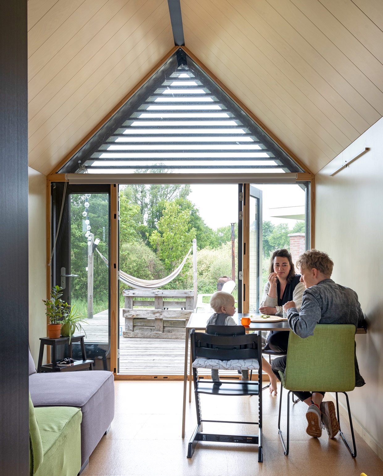 Bank en stoelen merk onbekend. Trapje Ikea. Kinderstoel Tripp Trapp Stokke. De opklaptafel zit standaard bij elke Tiny Loft. vtwonen special tiny houses | fotografie Henny van Belkom | tekst Jack Meijers