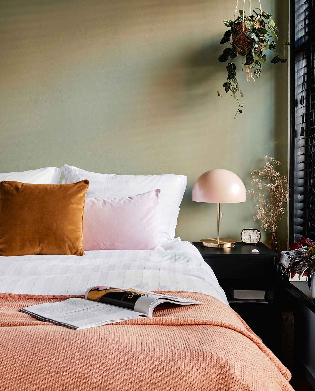 Beddengoed Hema, sprei Made. Hangplant, bloempot, waxinehouders De Balkonie. Nachtlamp Made.