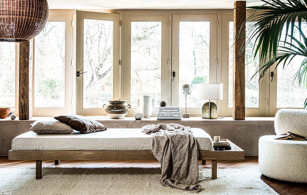 Hanglamp Bamboo van hkliving 55,5 cm hoog, Ø 60 cm, bruin ribkussen van Essanza 45×45 cm (vtwonen.nl). Vloerkleed 200×300 cm, linnen deken 140×190 cm, lamp met goudkleurige metalen voet, verwassen linnen onderlaken, linnen kussenhoes 45×45 cm, bruine pot met oortjes (zarahome.com). Fauteuil Sinclair teddy (festamsterdam.com). Beige aardewerken vaas met darius-oortjes van Urban Nature Culture (sissy-boy.com). Overig privébezit. vtwonen 04-2021 | productie &amp; styling Kim van Rxossenberg | uitvoering Richard van Meerveld | fotografie Sjoerd Eickmans