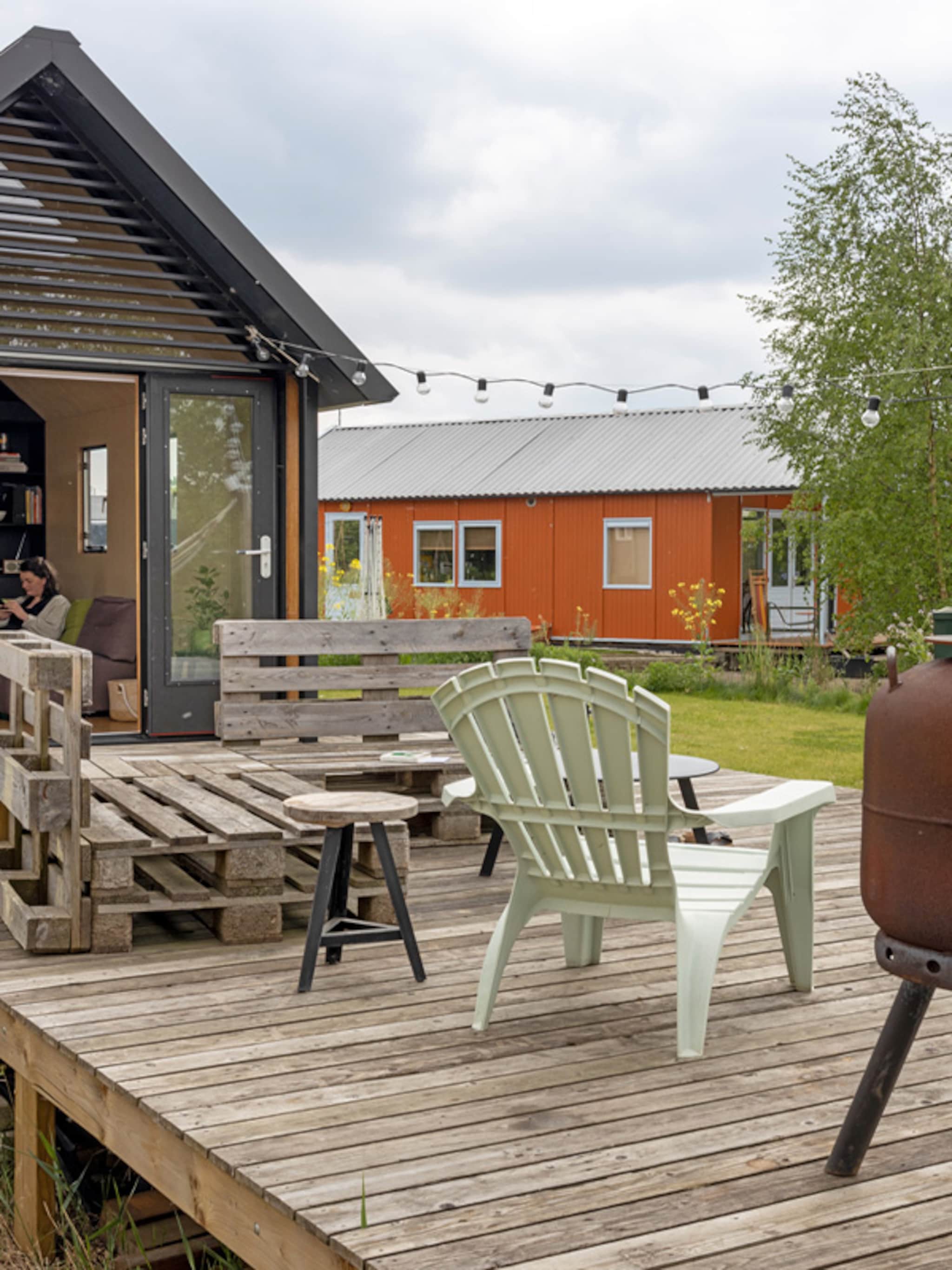 binnenkijken in een tiny house met thuisbioscoop en festivaltuin