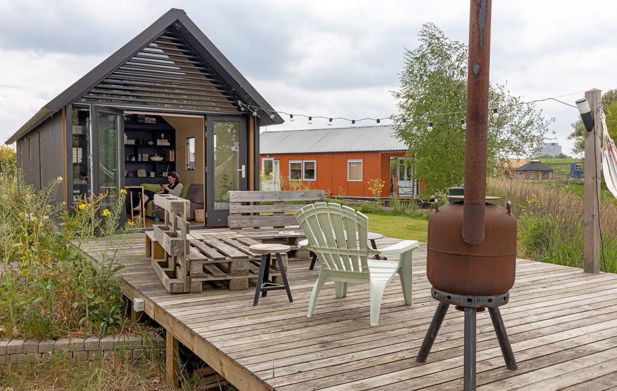De vlonders van de festivaltuin zijn gemaakt van gerecyclede festivalvloeren. Bijzettafel Intratuin. vtwonen special tiny houses | fotografie Henny van Belkom | tekst Jack Meijers