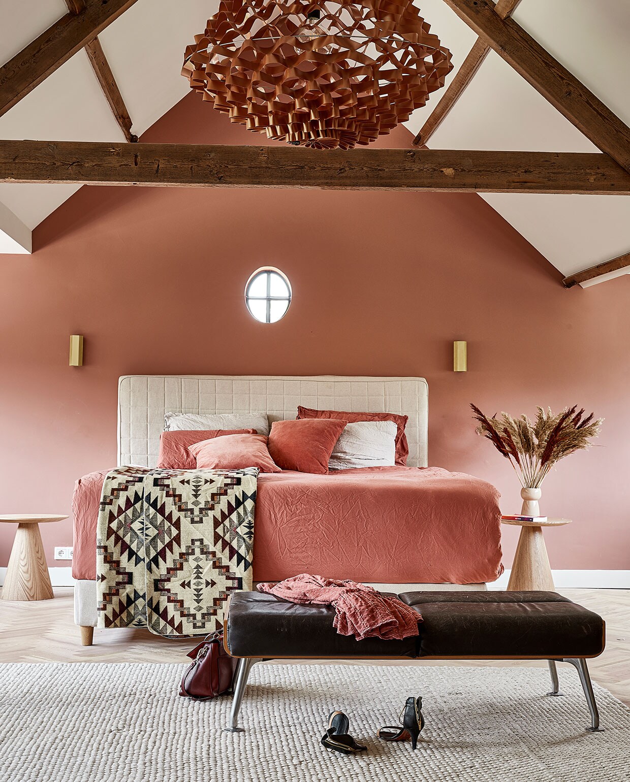 Plafondlamp Jspr, muurverf Real Plum van Flexa. Bed Ikea. Beddengoed en kussens H&amp;M Home. Wandlampen Wever &amp; Ducre. Bank herkomst onbekend. Vloerkleed Hay. Kleding Zara, schoenen Day Birger et Mikkelsen. Houten bijzettafels en houten vaas Kwantum. Droogbloemen The Flower Factory, kleed souvenir uit Zuid-Amerika. vtwonen 05-2021 | fotografie Peggy Janssen