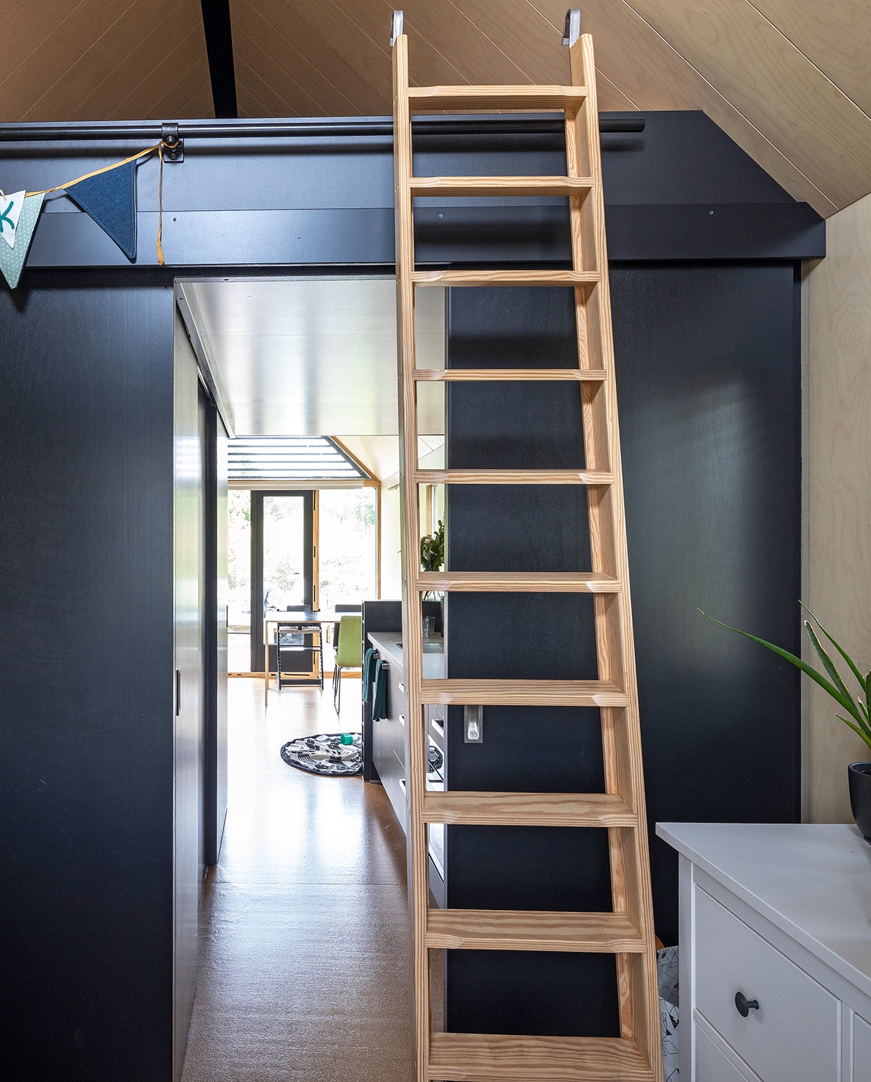Zoon Vik heeft achter in de loft zijn eigen kamer; Menno en Rhona’s bed staat op de slaapvide boven hem. Ook in deze ruimte , is gedacht aan voldoende dichte kasten. vtwonen special tiny houses | fotografie Henny van Belkom | tekst Jack Meijers