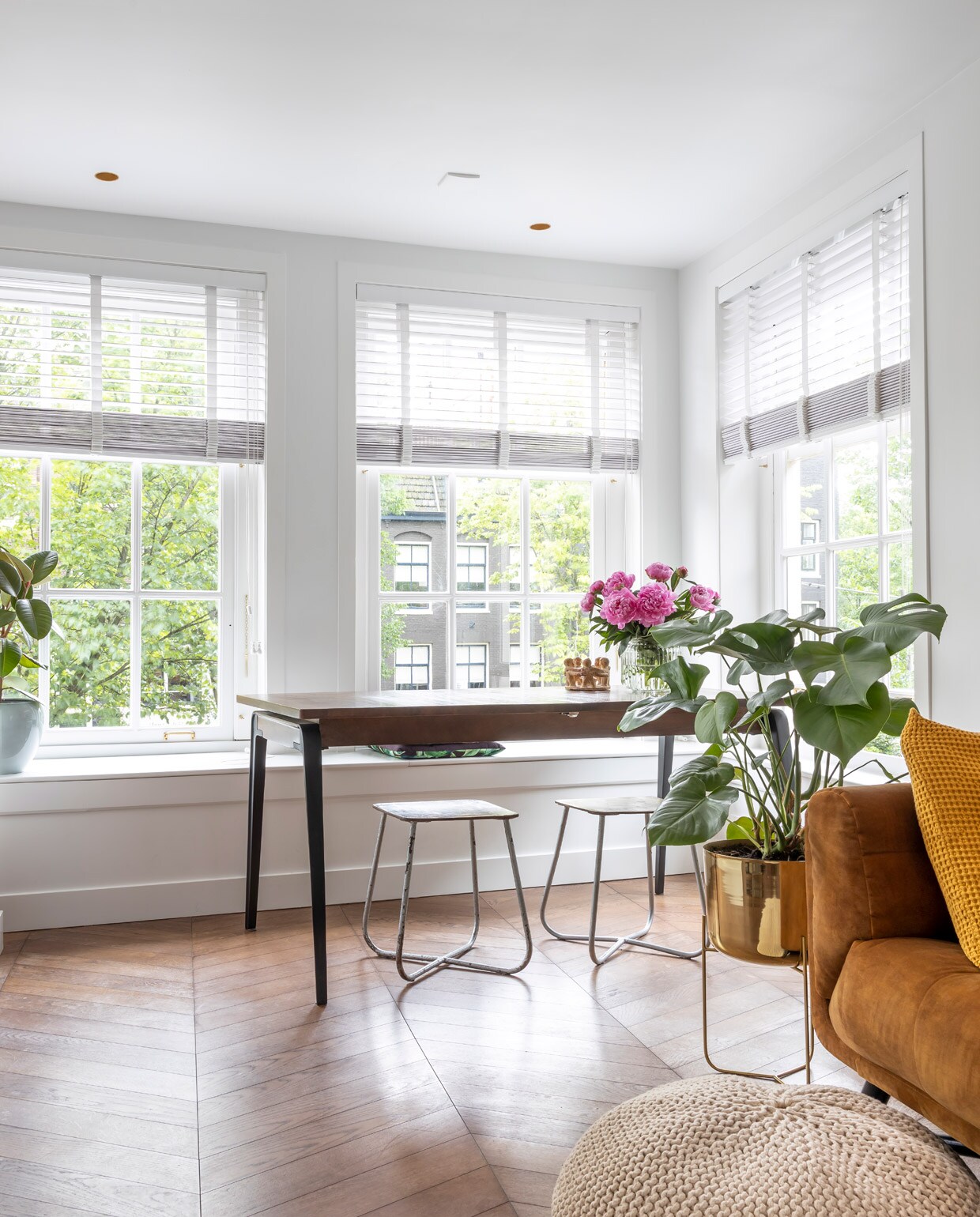 Eikenhouten vloer via de aannemer. Bank Decor Amsterdam. vtwonen special tiny houses | fotografie Henny van Belkom | tekst Eveline Stoel