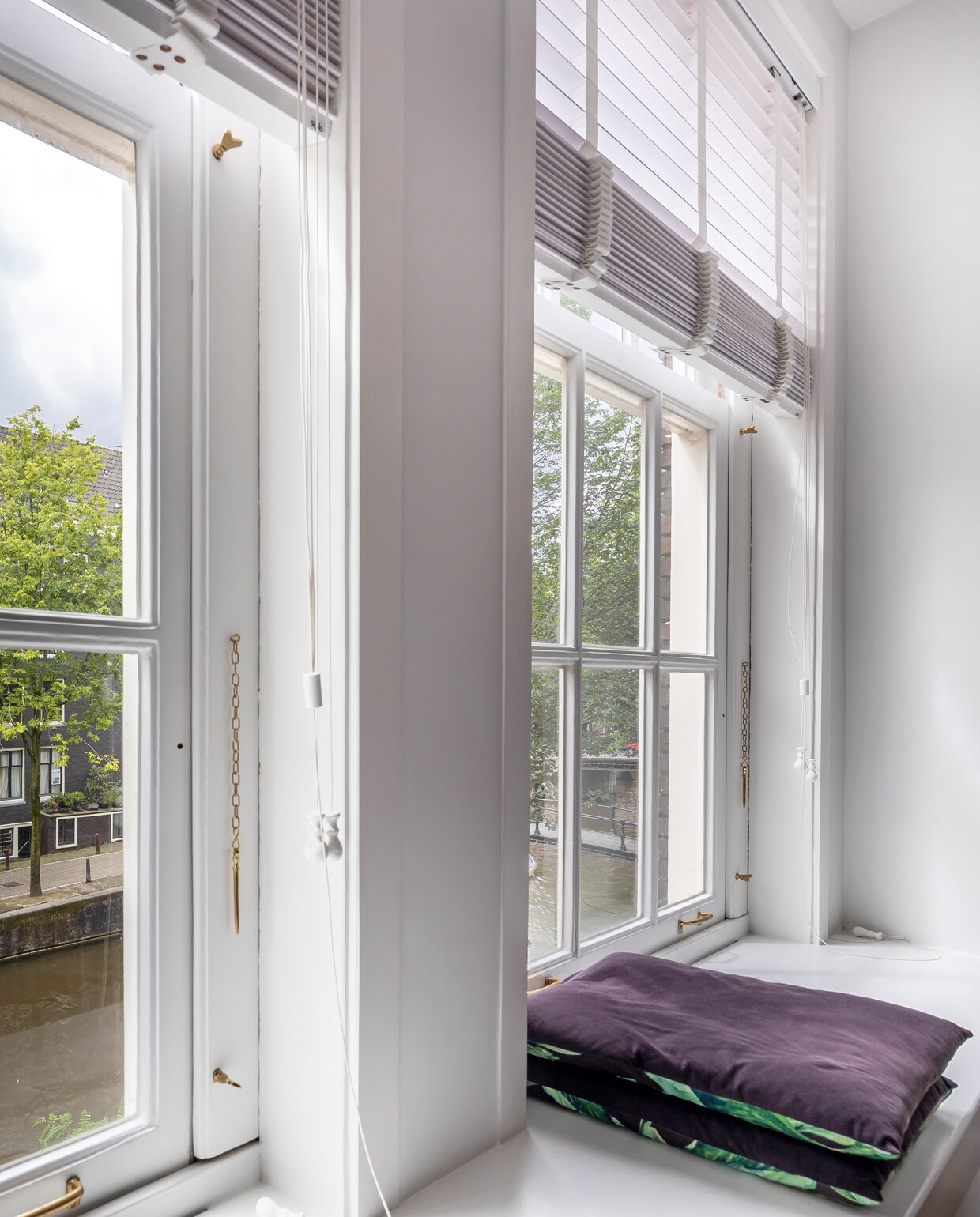 Sonja liet de vensterbanken doortrekken en bouwde er kasten onder, waar ze nu haar schoenen stalt. Met kussens erop doet de verbrede vensterbank dienst als bankje. vtwonen special tiny houses | fotografie Henny van Belkom | tekst Eveline Stoel