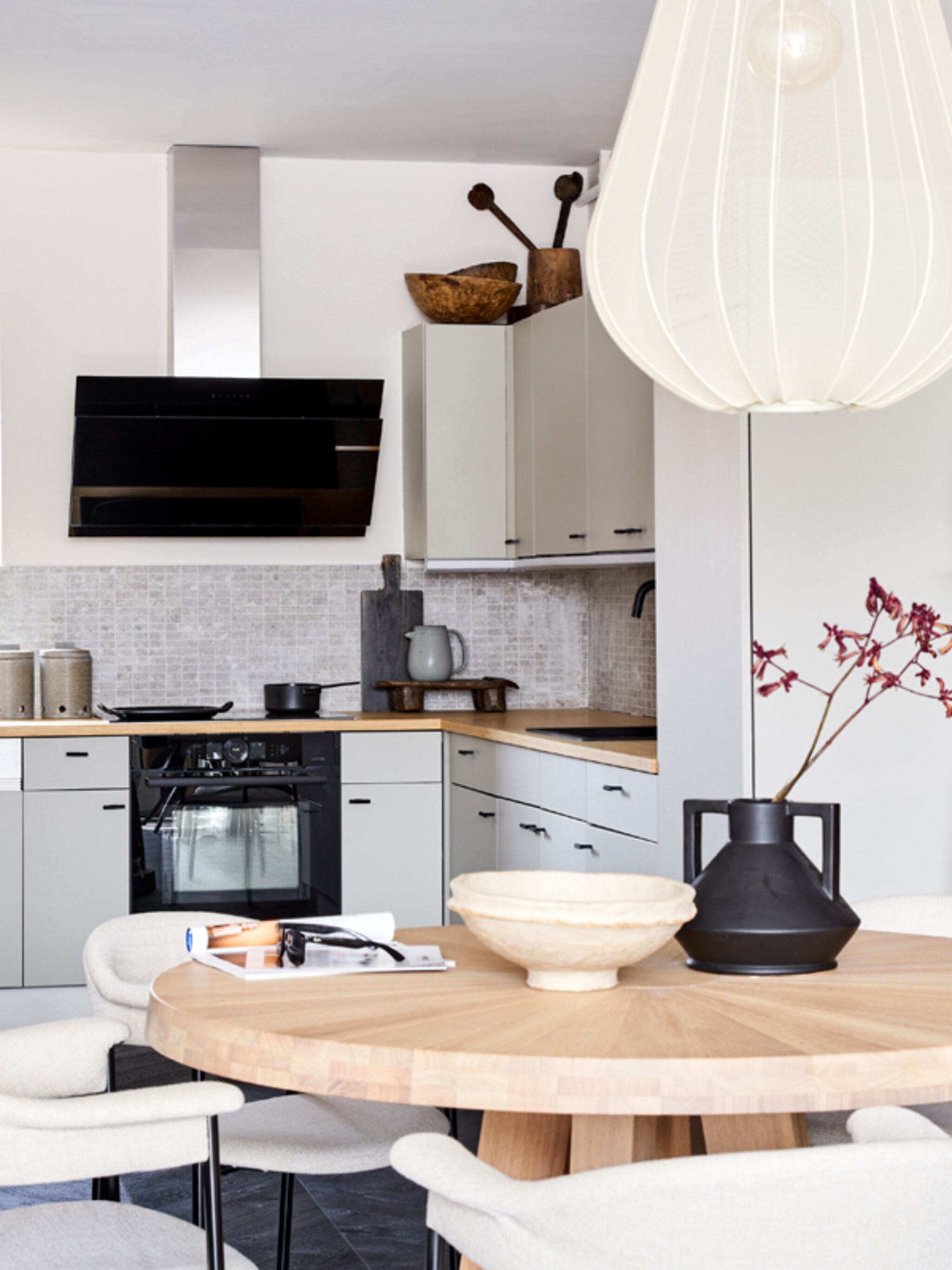 binnenkijken in een keuken in rustige kleitinten in zoetermeer