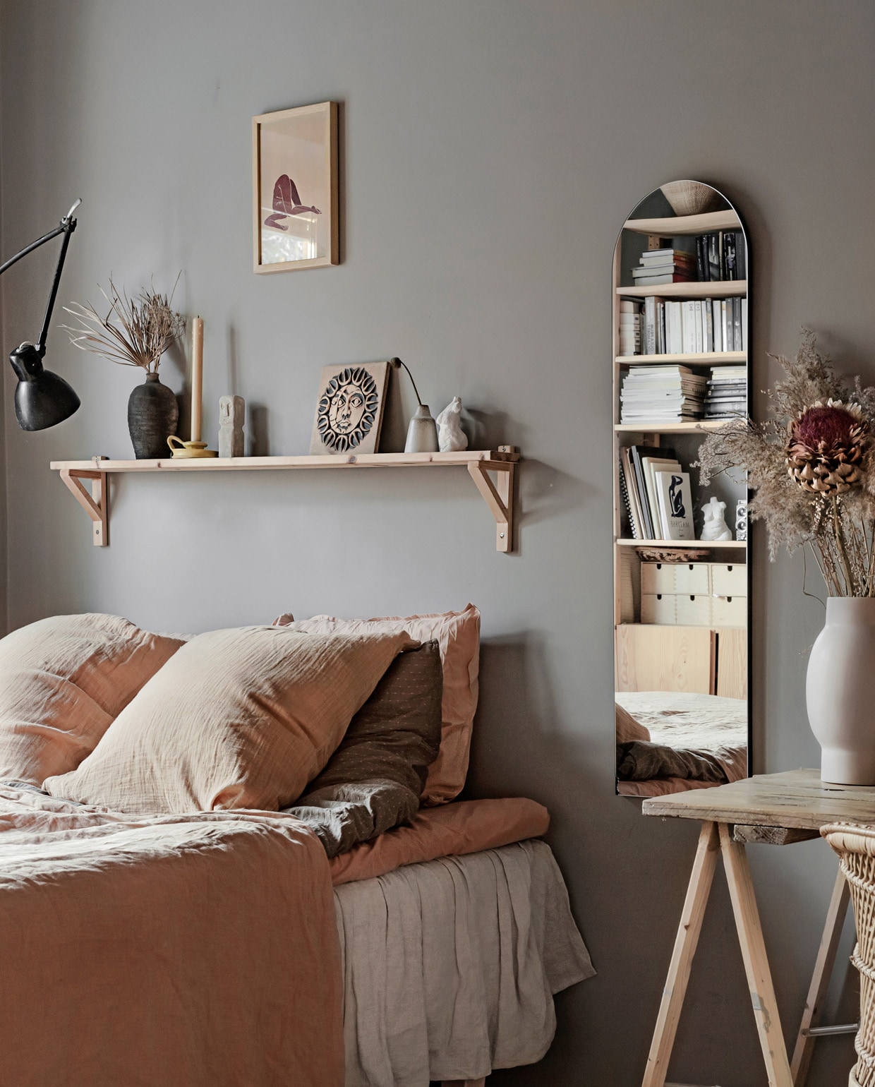 Beddengoed Gai+Lisva, roze kussenhoezen Poudre Organic, sprei Tine K Home, plank zelfgemaakt, wandlamp vintage, print Neptune, zonnegod uit Texas, vaasjes vintage. Overig herkomst onbekend. vtwonen 05-2021 | productie Taverne agency | styling &amp; tekst Mari Strenghielm | fotografie Anna Malmberg | tekstbewerking Christine van der Hoff