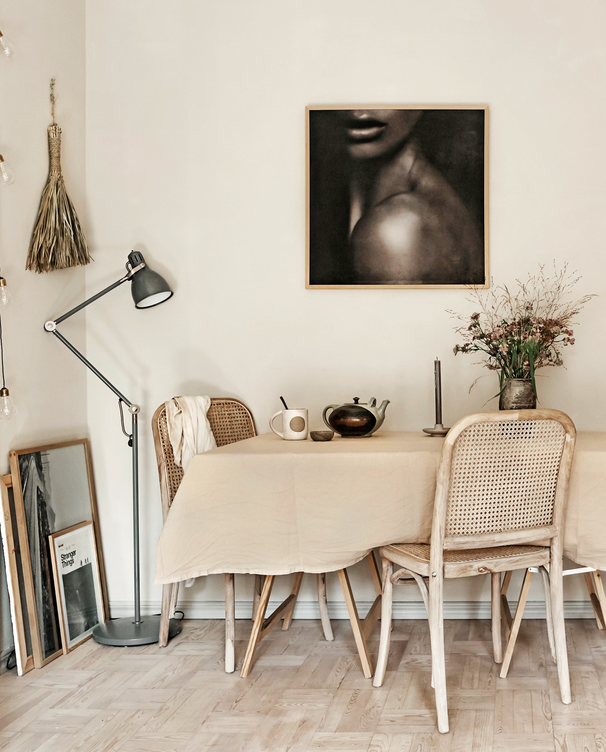 Tafel en wandlamp zelfgemaakt, stoelen Ellos. Tafelkleed en theepot vintage. Vaas Tine K Home, schaaltje House Doctor, mok meegenomen uit Texas. Overig herkomst onbekend. vtwonen 05-2021 | productie Taverne agency | styling &amp; tekst Mari Strenghielm | fotografie Anna Malmberg | tekstbewerking Christine van der Hoff