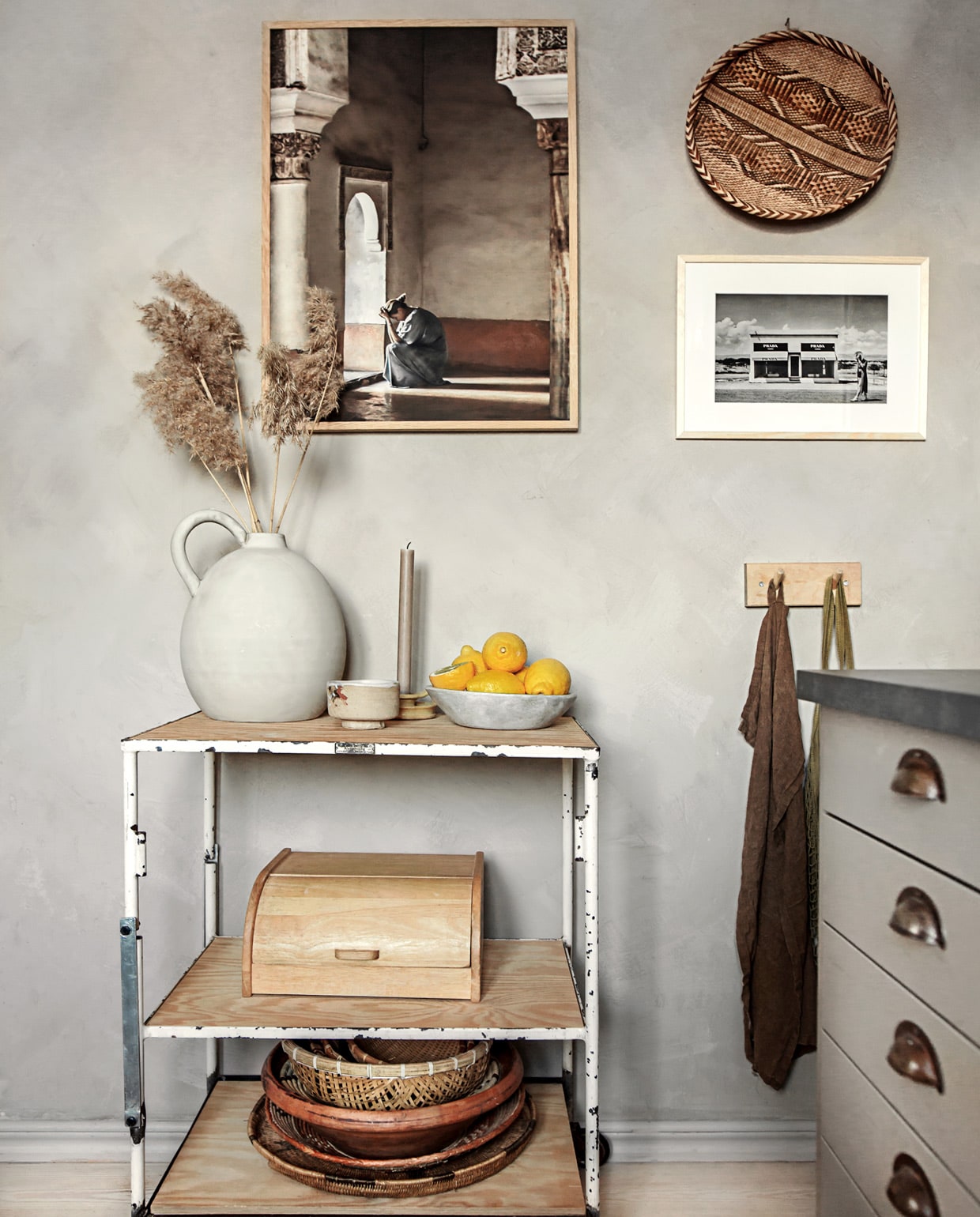 Keuken Ikea, trolley vintage, vaas Zara Home, witte schaal Jonathan Adler, broodkist rommelmarkt, foto uit Marrakech van Anna zelf, zwart-witfoto gemaakt in Texas, rieten manden meegenomen van reizen. Overig herkomst onbekend. vtwonen 05-2021 | productie Taverne agency | styling &amp; tekst Mari Strenghielm | fotografie Anna Malmberg | tekstbewerking Christine van der Hoff