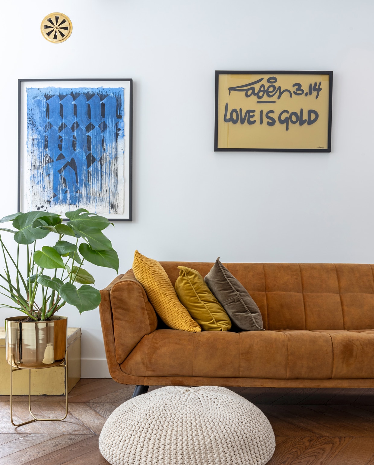 Eikenhouten vloer via de aannemer. Ventilatierooster Weijntjes hang- en sluitwerk. Kunstwerk Unruly van Niels ‘Shoe’ Meulman, gekregen van een goede vriend. Goudkleurig kunstwerk van de bevriende urban artist Laser 3.14. Bank Decor Amsterdam. Kussens Made. Vintage kist en poef cadeau gekregen. Plantenpot Zara Home. vtwonen special tiny houses | fotografie Henny van Belkom