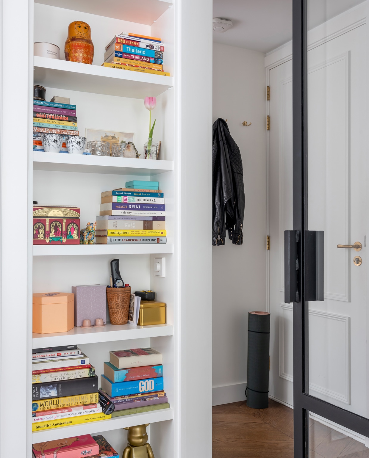 De stalen deur werd geïnstalleerd door de aannemer. Het is een schuifdeur die in de muur verdwijnt. vtwonen special tiny houses 2021 | fotografie Henny van Belkom