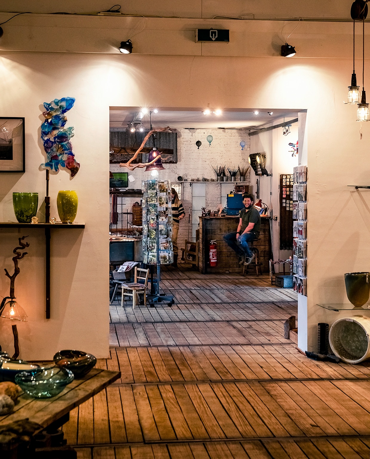 ‘Nadat ik de sleutel van dit pand kreeg, heb ik veel verbouwd. Het gebouw stond op de nominatie voor sloop om plaats te maken voor een parkeergarage. Gelukkig kon ik er toch terecht. Ik heb de enorme ruimte verdeeld in een glasstudio met plek voor publiek tijdens demonstraties en een grote winkel annex galerie.’