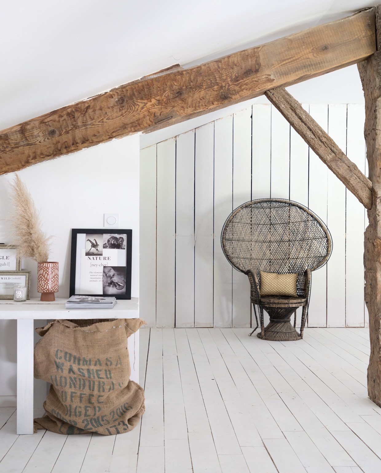 Bureau zelfgemaakt van houten plank, witte verf van Dulux Valentine, stoel Demeyere, lijsten Desenio, spiegel La Redoute, rotanstoel Emmanuelle via een Franse Marktplaats. Overig herkomst onbekend. vtwonen 05-2021 | productie AC Scoffoni | fotografie Cécile Perrinet-Lhermitte | styling Marie-Maud LevRon