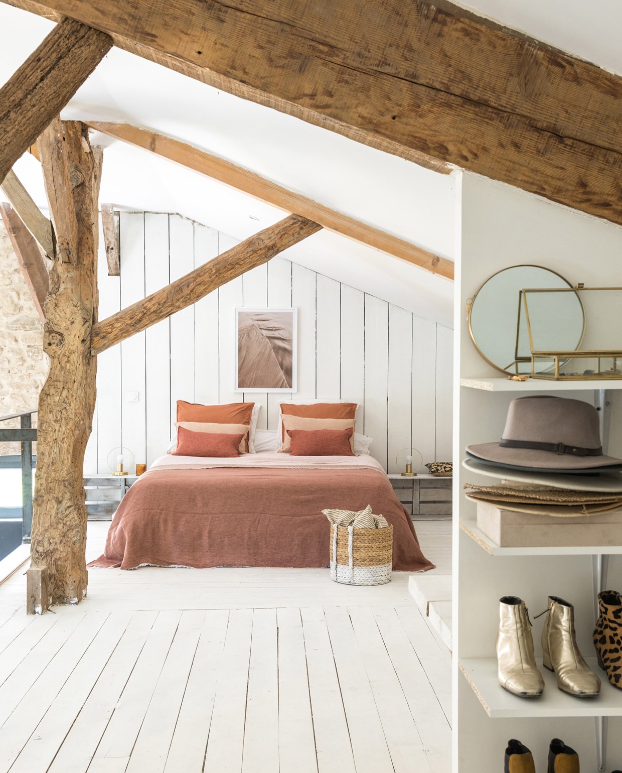 Eikenhouten vloer Point.p, witte verf Dulux Valentine. Bedlampen Casa, schilderijlijst Desenio. Linnen plaid, kussens, mand en beddengoed Maison de Vacances. Spiegel La Redoute. Overig herkomst onbekend. vtwonen 05-2021 | productie AC Scoffoni | fotografie Cécile Perrinet-Lhermitte | styling en tekst Marie-Maud LevRon| tekstbewerking Cathelijne van Wingerden
