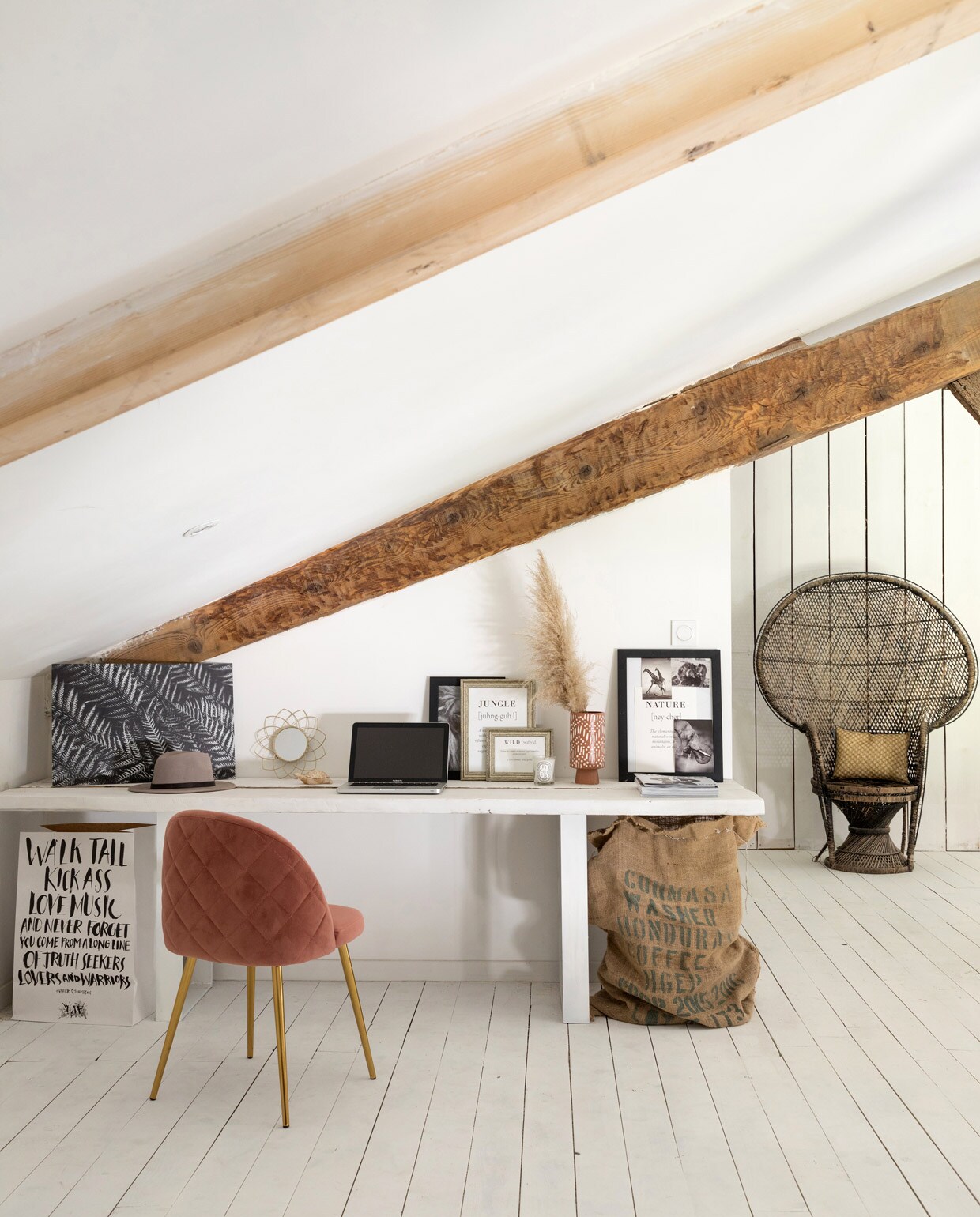 Bureau zelfgemaakt van houten plank, witte verf van Dulux Valentine, stoel Demeyere, lijsten Desenio, spiegel La Redoute, rotanstoel Emmanuelle via een Franse Marktplaats. Overig herkomst onbekend. vtwonen 05-2021 | productie AC Scoffoni | fotografie Cécile Perrinet-Lhermitte | styling en tekst Marie-Maud LevRon| tekstbewerking Cathelijne van Wingerden