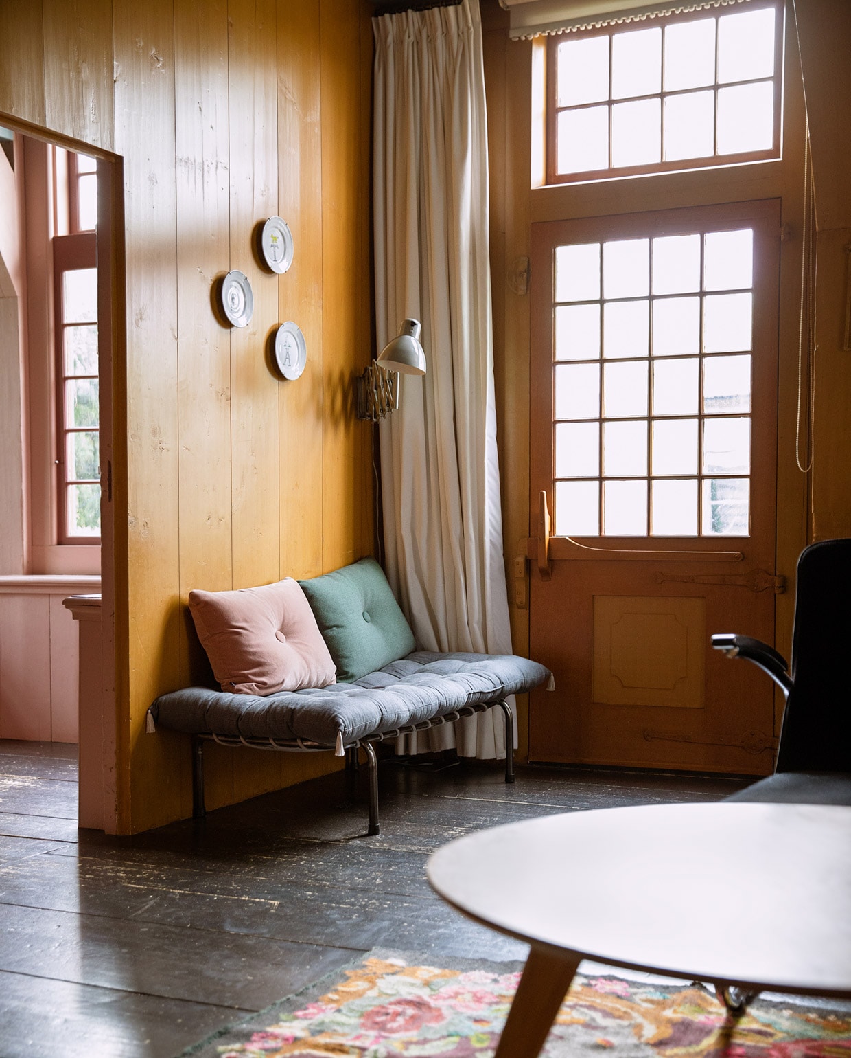 Borden aan muur Anouk Kramer, gordijnen Hema. Bank Numero 74, matraskussen Archive Store, kussens Hay. Stoel Gispen, salontafel Loods 5, Moldavisch vloerkleed Brechtje Olsthoorn Interiors. vtwonen 05-2021 | Styling Ilona Jongepier | Fotografie Dana van Leeuwen | Tekst Anna van der Heijden