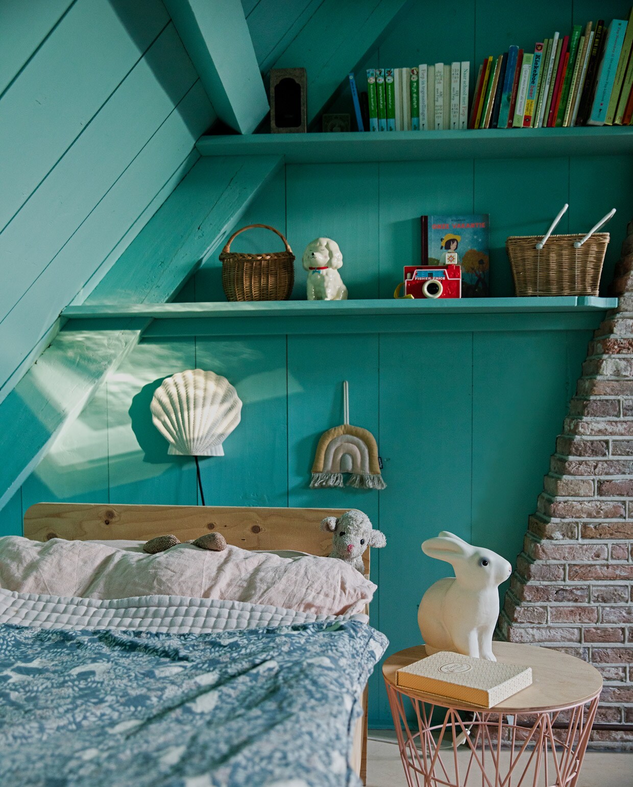 Muurverf Histor Geest van Histor, bed Piet Hein Eek, beddengoed Garbo &amp; Friends, bijzettafel Ferm Living, nachtlamp schelp Little Dreamers, konijnenlamp Heico. Wandhanger Etsy, spaarpot MaisonNL, Fisher-price camera van Roos geweest, mand met witte handvaten Olli Ella, mandje vintage, doosje Maileg, boek Vakantie van Blexbolex. vtwonen 05-2021 | Styling Ilona Jongepier | Fotografie Dana van Leeuwen | Tekst Anna van der Heijden