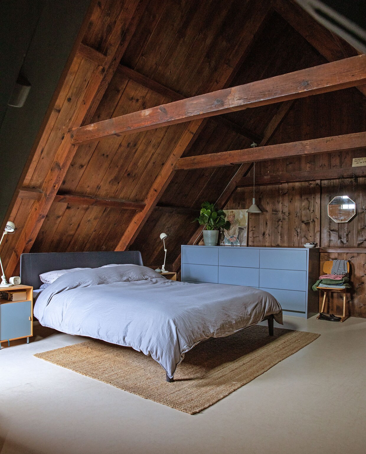 Marmoleum-vloer Forbo, vloerkleed Ikea. Bed Auping, beddengoed Little Dreamers. Nachtkastjes en hanglamp Ferm Living, bureaulampen Jieldé, wekker Hema. Blauwe kast op maat gemaakt, geschilderd in Denim Drift van Flexa. Schoolstoel vintage, pot herkomst onbekend, schilderij gemaakt door een kennis, spiegel Sissy-Boy. vtwonen 05-2021 | Styling Ilona Jongepier | Fotografie Dana van Leeuwen | Tekst Anna van der Heijden