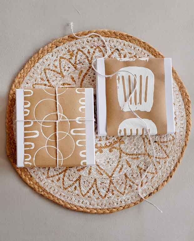 Juten placemat (shop.onlynatural.nl). Witte textielverf 100 ml (pipoos.com).