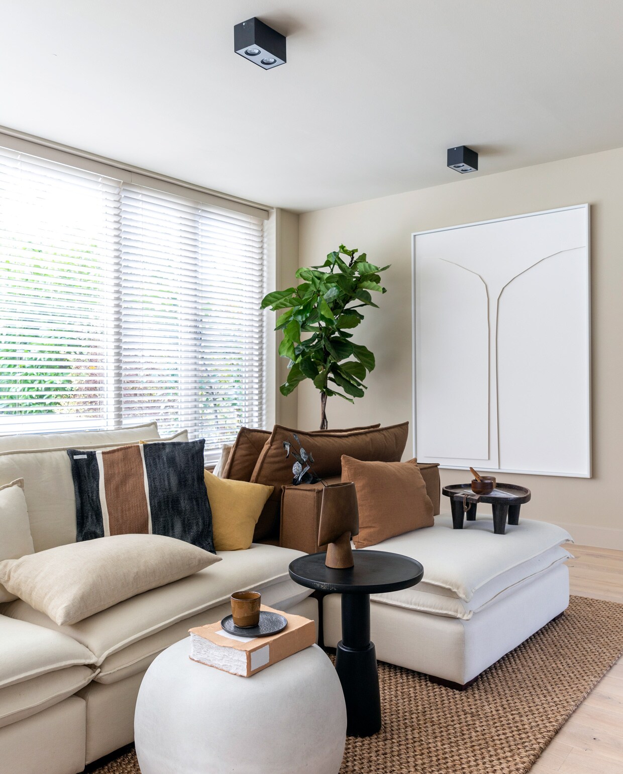 Kleur op de muren, kozijnen en plinten F4.10.70 Flexa, kleur op het plafond F6.08.75 Flexa. Raambekleding Luxaflex op maat gemaakt Woninginrichting-Aanhuis. Radiatorombouw op maat gemaakt. Webbing Aangeenbrug’s Mandenmakerij &amp; Rotan Meubelfabriek. Vloer rubio monocoat 2 componenten / kleur smoke Rubio Monocoat. Bestaande parketvloeren geschuurd, afwerking olie in diverse kleuren of lak Palmparket. Groot wit kunstwerk Paper Cut – Grande The Heritage Series. Plafondlampen zwart vtwonen. Vloerlamp zwart, elementenbank Pien, Fauteuil van Norr11, bijzettafel donkerbruin Eijerkamp. Vloerkleed Safari 3797 Cunera. Bijzettafel wit Pebble Basic Label. Poef keramische object handgedraaid met steengoedklei Angelique Homberg. vtwonen weer verliefd op je huis seizoen 13, aflevering 10 | styling Liza Wassenaar