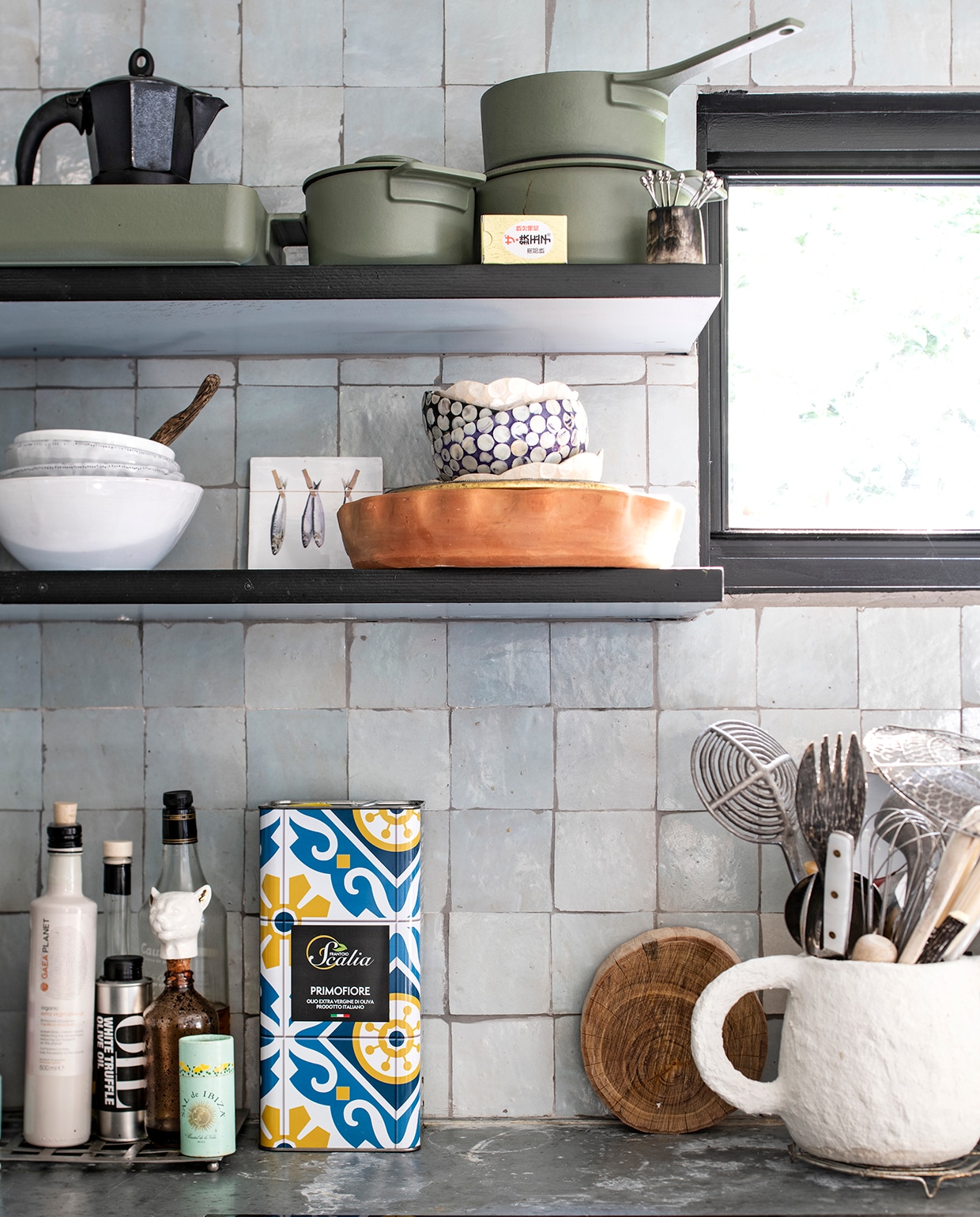 Een plank hangt ’zwevend’ aan de wand met verborgen dragers. Deze plankdragers zijn onder andere te vinden op meubelbeslagonline.nl en onlinedeurbeslagshop.nl. vtwonen 2020 DIY special 2 | styling Esther Loonstijn | fotografie Louis Lemaire