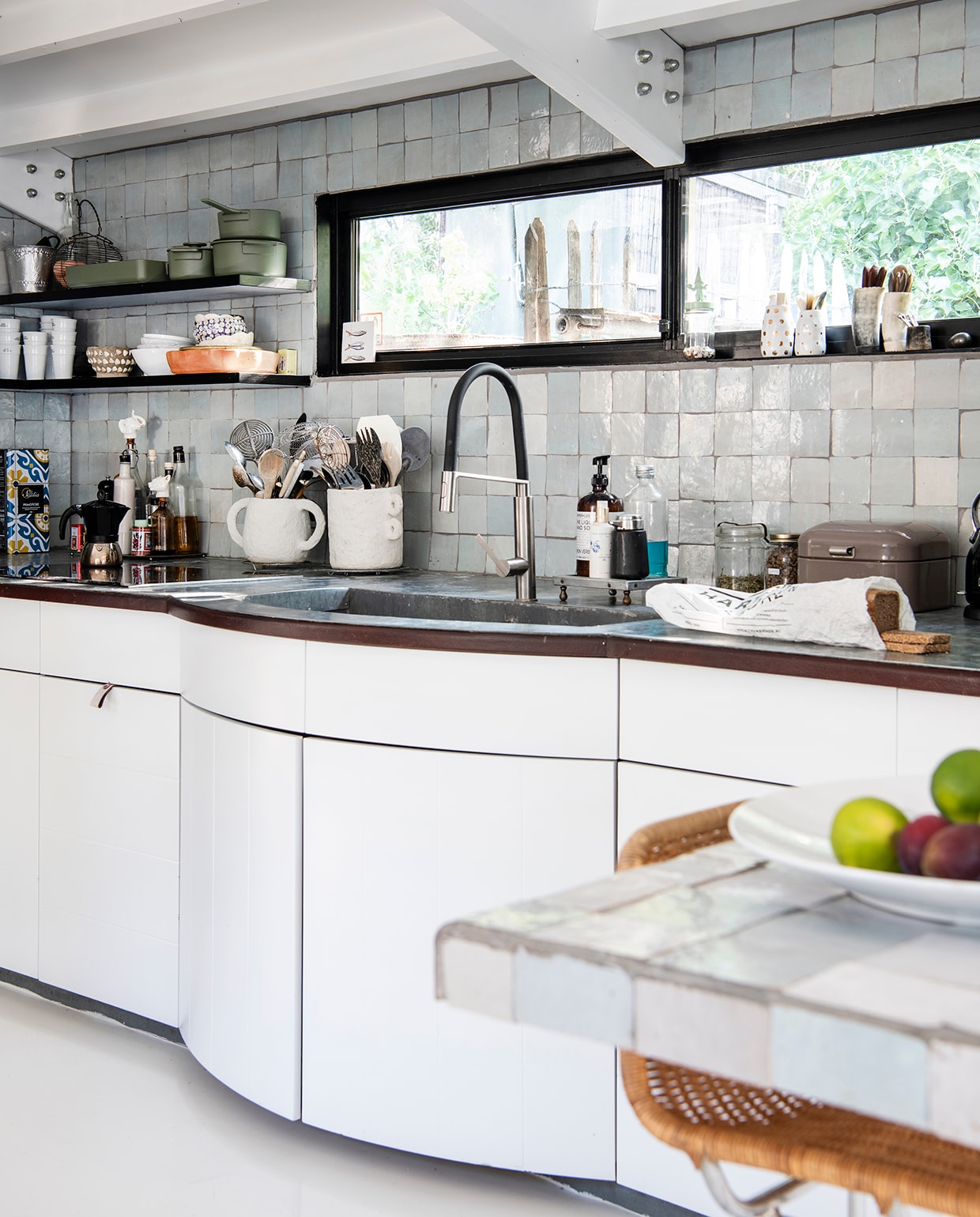De keuken was al aanwezig, tegels Household Hardware, witte kannen met bestek Serax, grijze broodbox Wesco. In de vensterbank vaasjes met gouden stippen &amp;K, ernaast koeienhoornpotjes uit Bali met erin oude lepeltjes en vorkjes van Babettes oma. Rieten barstoel Rohe Noordwolde, fruitschaal brocante. vtwonen 2020 DIY special 2 | styling Esther Loonstijn | fotografie Louis Lemaire