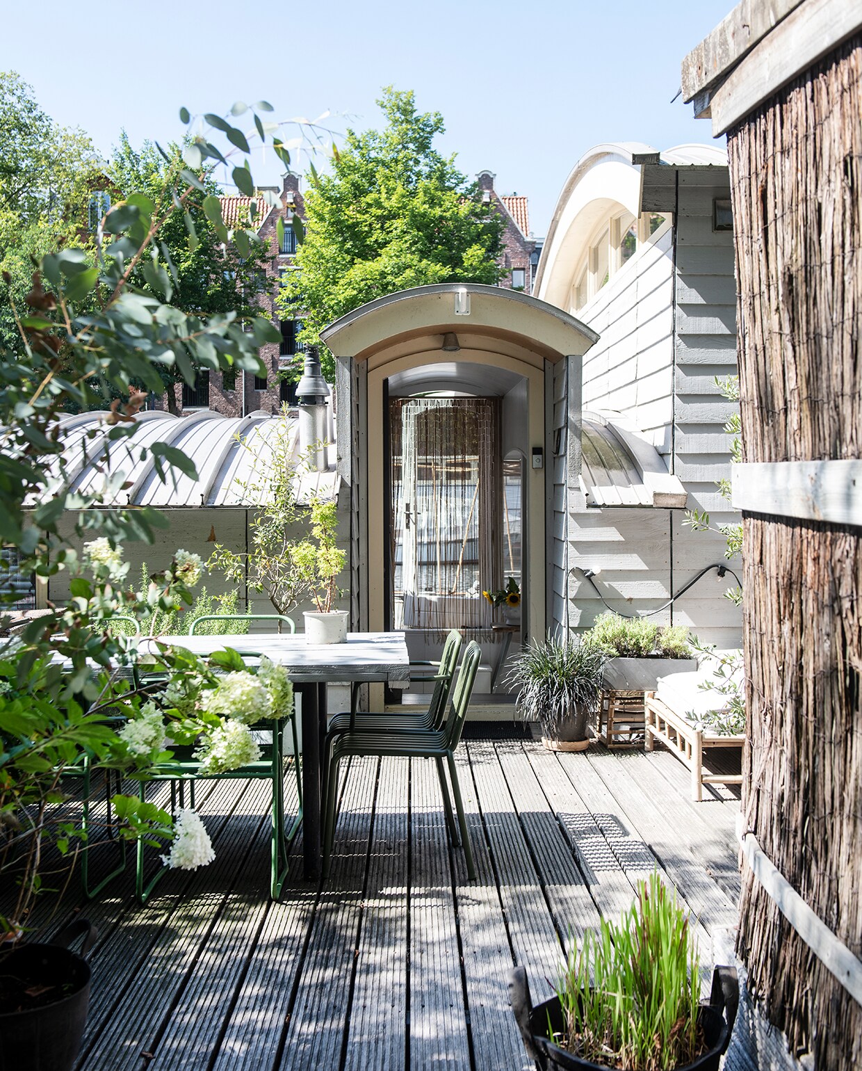 Terras van de woonboot. vtwonen 2020 DIY special 2 | styling Esther Loonstijn | fotografie Louis Lemaire