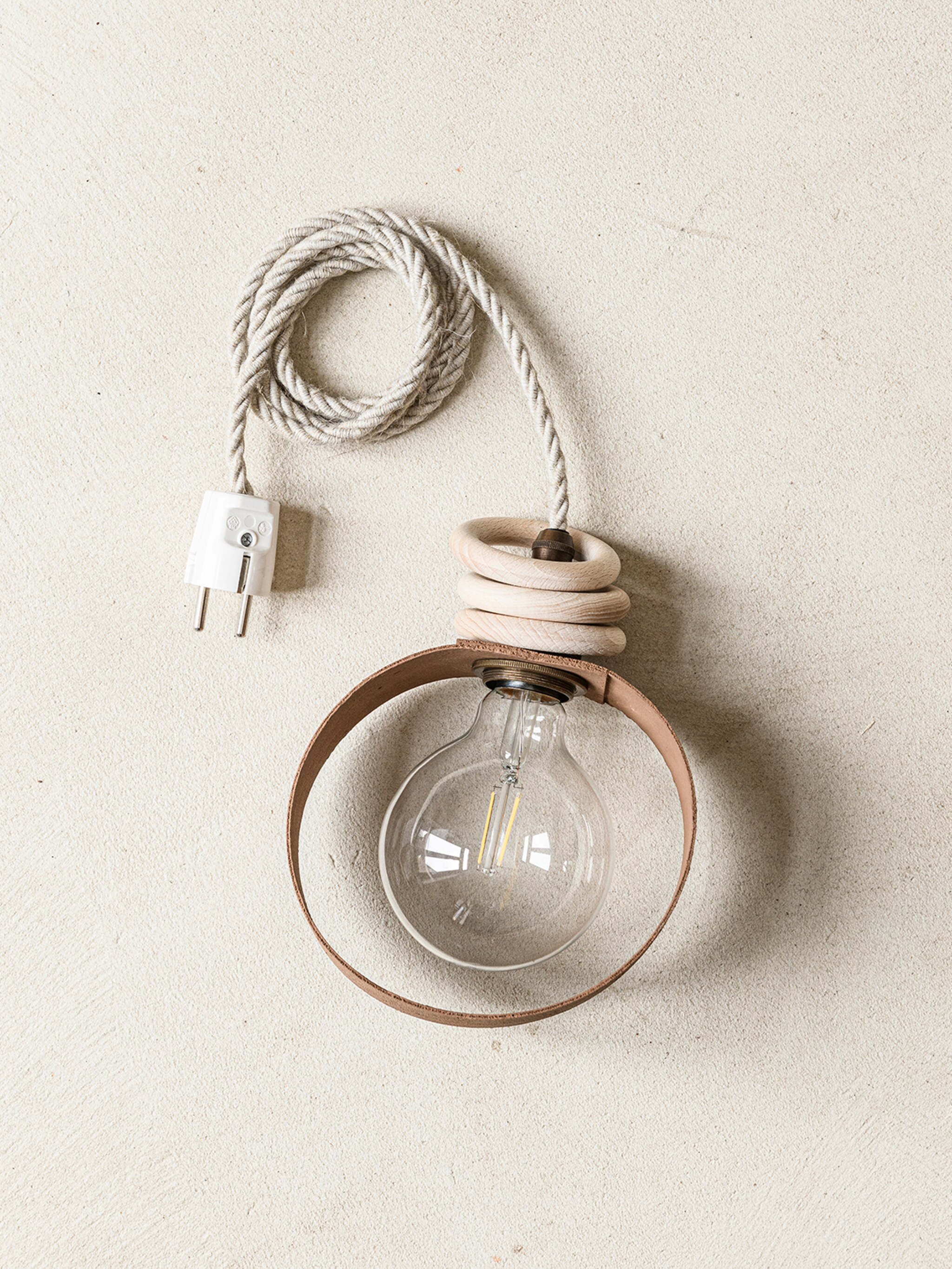 diy minimalistische hanglamp van hout die iedere ruimte verrijkt
