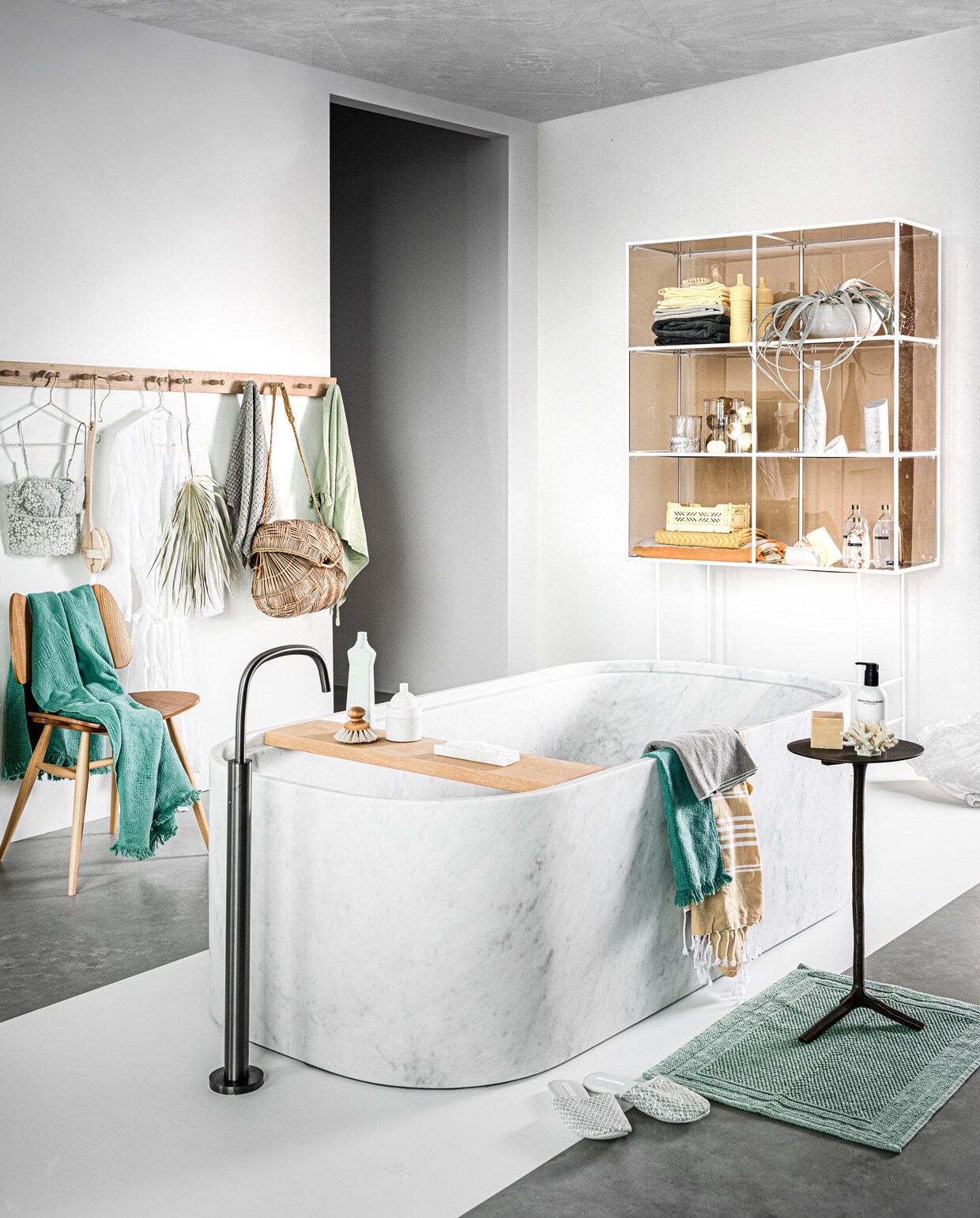 Groene en gele vazen in vorm van wasmiddelflessen (foekjefleur.com). Droogtak en plant (greenlifestylestore.nl). Houten stoel , witte open kast met bruine glas (demachinekamer.nl). Houten kapstok, breedte 80 cm , houten borstel bij bad (pantoufle-design.nl). Natuurstenen bad met houten plank van Piet Boon by Cocoon, kraan Kekke Shape Piet Boon by Cocoon, bronzen bijzettafel Klink van Piet Boon (pietboon.com). Groene bh, geel-wit gestreepte hamamdoek, gele handdoek met print, witte linnen badjas (hm.com). Groene badmat, sloffen, donkergroen gastendoekje, grote donkergroene handdoek, kledinghanger, set van vijf (zarahome.com). Rugschrobber, groene hamamdoek aan kapstok en in kast, per stuk, krabber in kast, langwerpige natuurspons, kleine en grote glazen potten, (loods5.nl). Koraalkunst, scrubzout in glazen pot , natuursponzen in glazen pot, (sostrenegrene.com). Gevlochten rieten tas, witte tas, grote witte schaal- (sukha.nl). Geel mandje van Hay, maat S, donkergroene handdoek van Hay, 50×100 cm, wit-geel gestreept badlaken van Hay, 150×100 cm (hayonlinewinkel.com). Zeepblok (maisonnl.com). Zeeppomp van Marie Stella Maris, glazen flessen in kast, kleine fles (bijenkorf.nl). Bruisballen in glazen pot (hema.nl). Overig privébezit. vtwonen 10-2020 | styling Liza Wassenaar | fotografie Sjoerd Eickmans