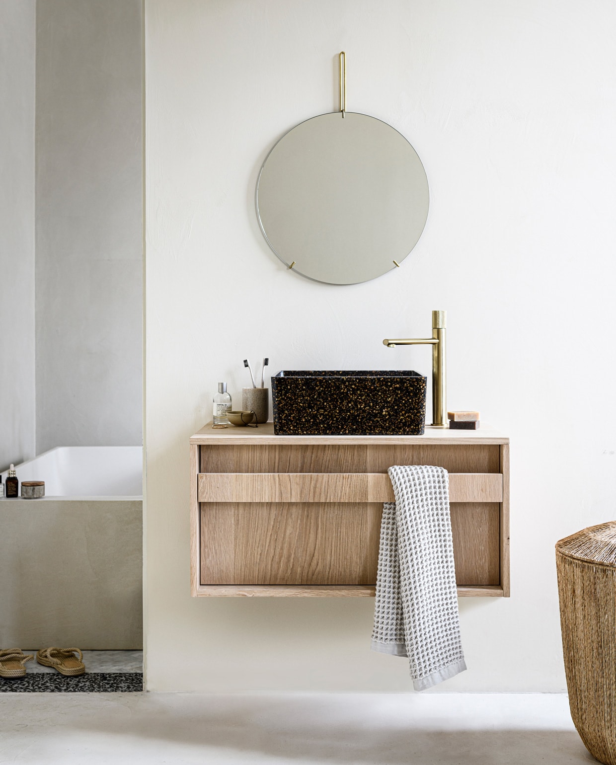 Kleur op de muur Mikonos van We Are Wow Makers, prijs op aanvraag (anoukb.com). Messing spiegel van Moebe, 50 cm (Ø) , wastafel van houtcomposiet bestaande uit echte houtsnippers WB07 in kleur Root (aedamanthony.nl). Hoge wastafelkraan van geborsteld messing (tworooms.nl). Bad ontwerp van Anouk B in samenwerking met Not Only White, prijs op aanvraag (anoukb.com). Zeep (zeeplokaal.nl). Handdoek Mova van Marc O’Polo 50×100 cm, schaaltje Juras (vtwonen.nl). Parfum van Le Labo (skins.nl). Tandenborstelbeker (hm.com/nl). Tandenborstels van Meraki (Loods5.nl). Slippers (zarahome.com). Overig privébezit. vtwonen 01-2021 | styling Kim van Rossenverg | uitvoering Richard van Meerveld | fotografie Sjoerd Eickmans