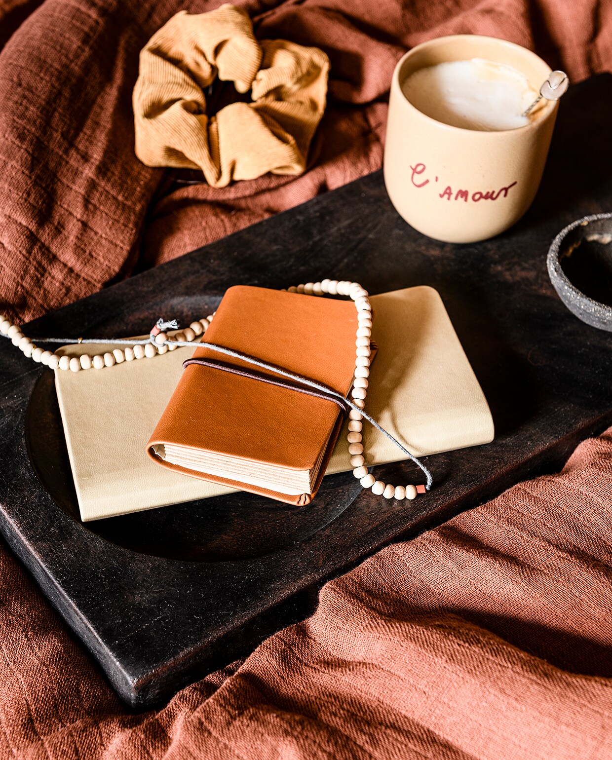 Dienblad Oka Tray (101cph.com). Mok (sisihouseofstyle.com). Notitieboekjes (suhka.nl). Overig privébezit.