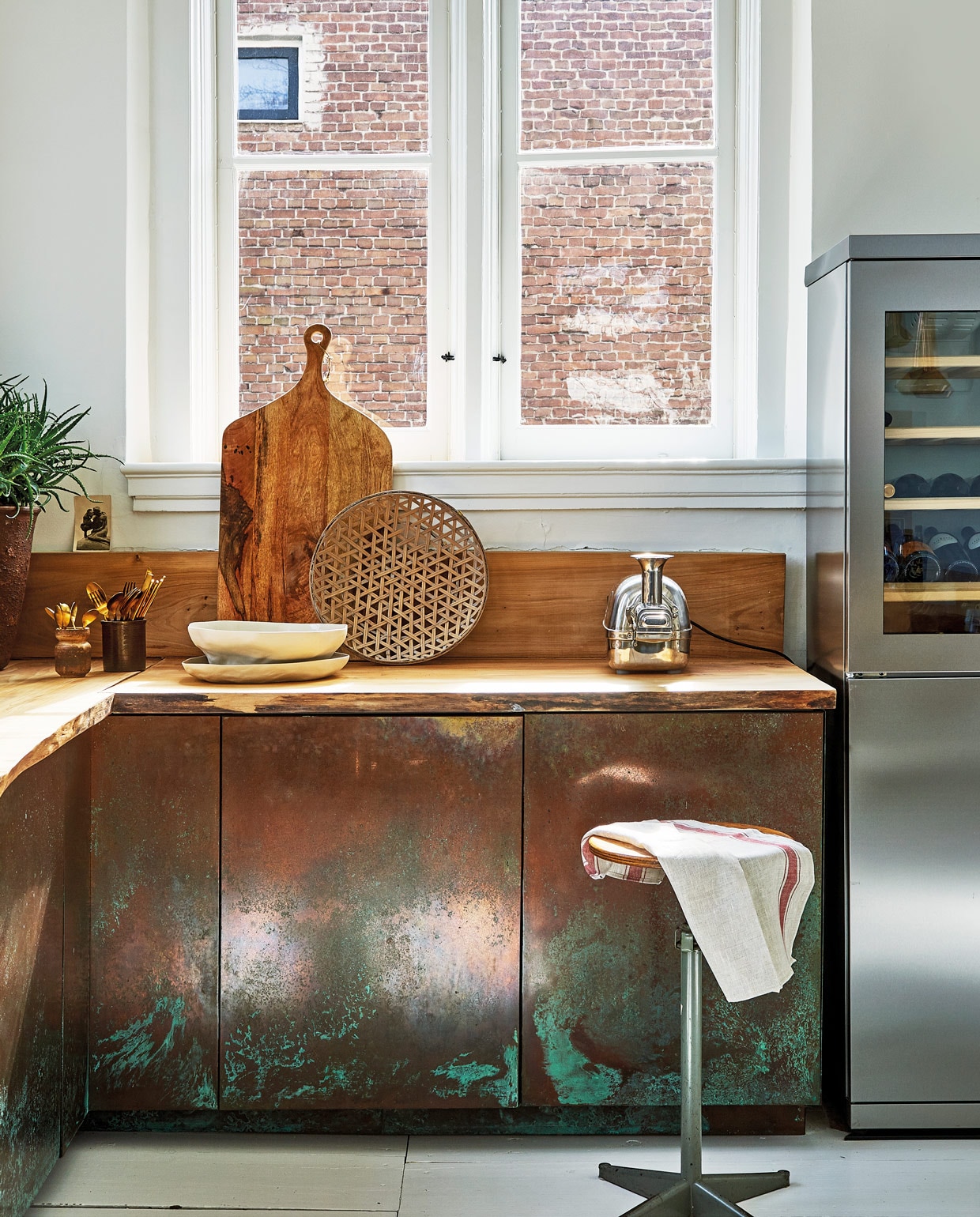 Koperen platen koop je onder ande bij: metaalwinkel.nl, ijzershop.nl, mcb.eu, gerstaecker.nl, aduis.nl, hornbach.nl vtwonen 12-2017 | styling Fietje Bruijn | fotografie Dennis Brandsma