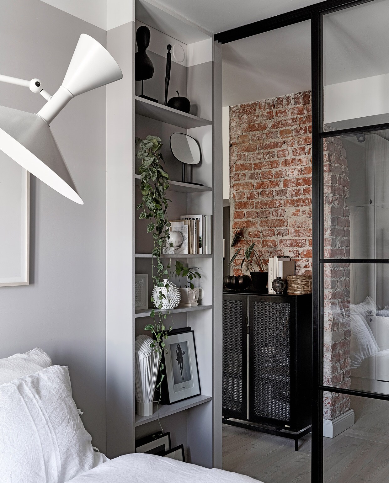 Stalen deur Lasitehdas. Wandlamp Lampe de Marseille Nemo vtwonen special tiny houses | Productie Living Inside | Fotografie Krista Keltanen | Tekst Jonna Kivilahti | Tekstbewerking Adeline Mans