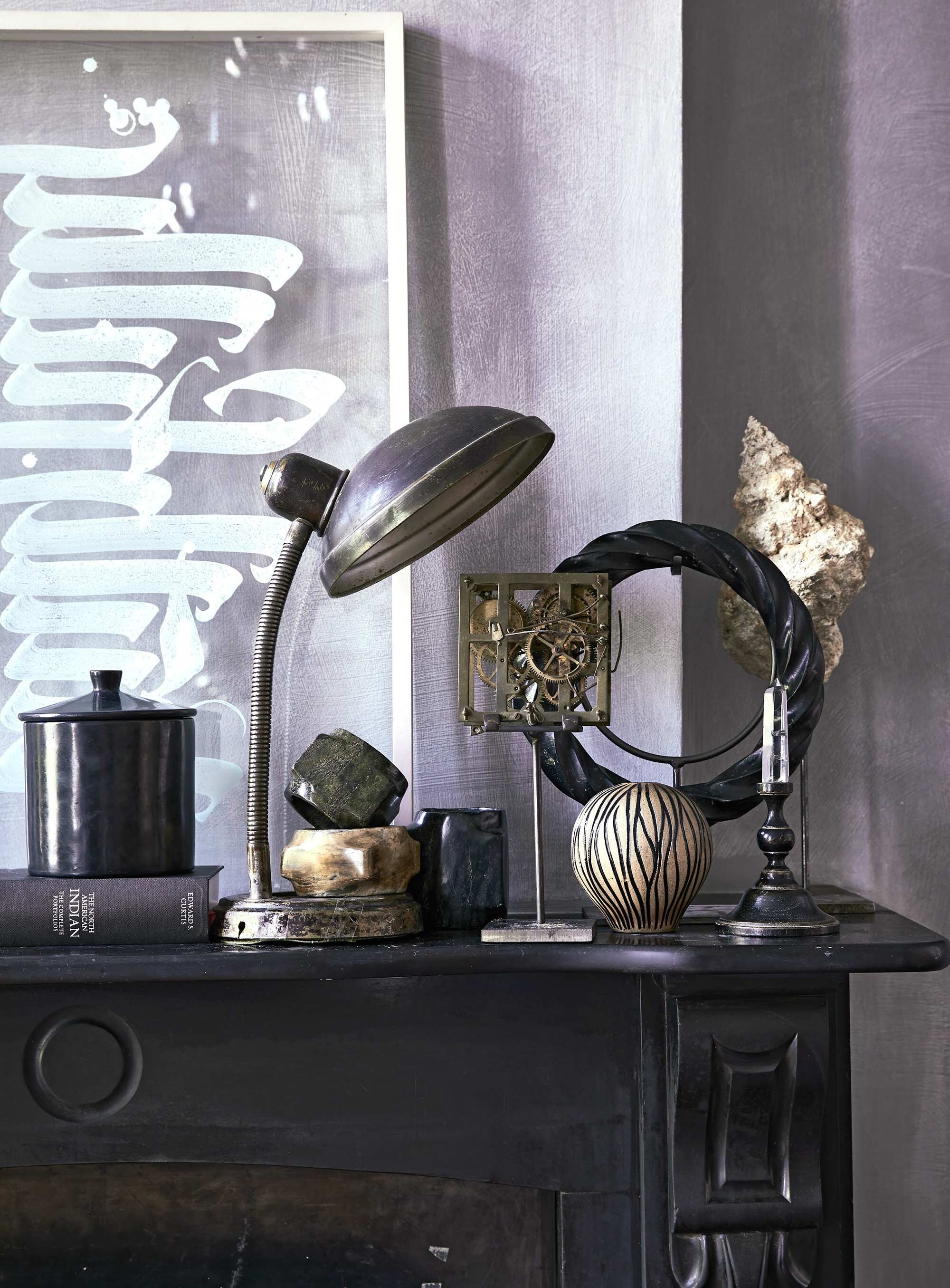 Stenen armbanden bruin, groen, bovenste, metalen ornament op voet, zwarte ring op voet, kristal op voet, schelp op voet (The Wunderkammer). Zwarte pot, kleine vaas (MaisonNL). Vintage lamp (De Weldaad). Overig privébezit. vtwonen 13-2017 | Fotografie Jeroen van der Spek | Styling Liza Wassenaar