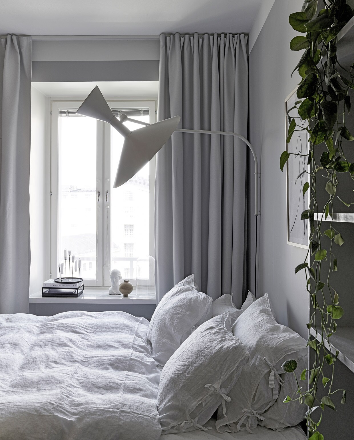 Beddengoed Familon. Wandlamp Lampe de Marseille Nemo. Dienblad, kandelaar en keramieken hoofd vintage, houten vaasje Kristina Dam Studio. Gordijnen Koolmat. vtwonen special tiny houses | Productie Living Inside | Fotografie Krista Keltanen | Tekst Jonna Kivilahti | Tekstbewerking Adeline Mans