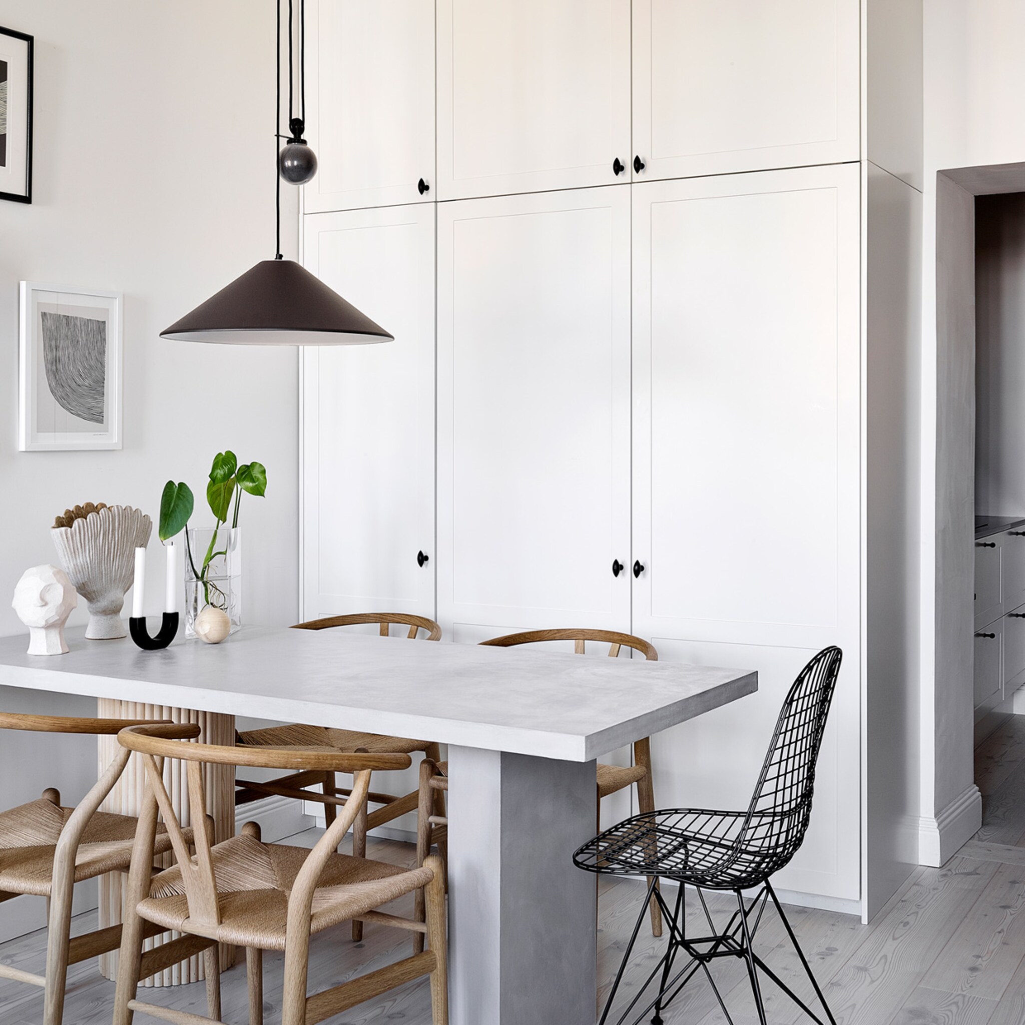 binnenkijken in een zwart witte designloft in helsinki