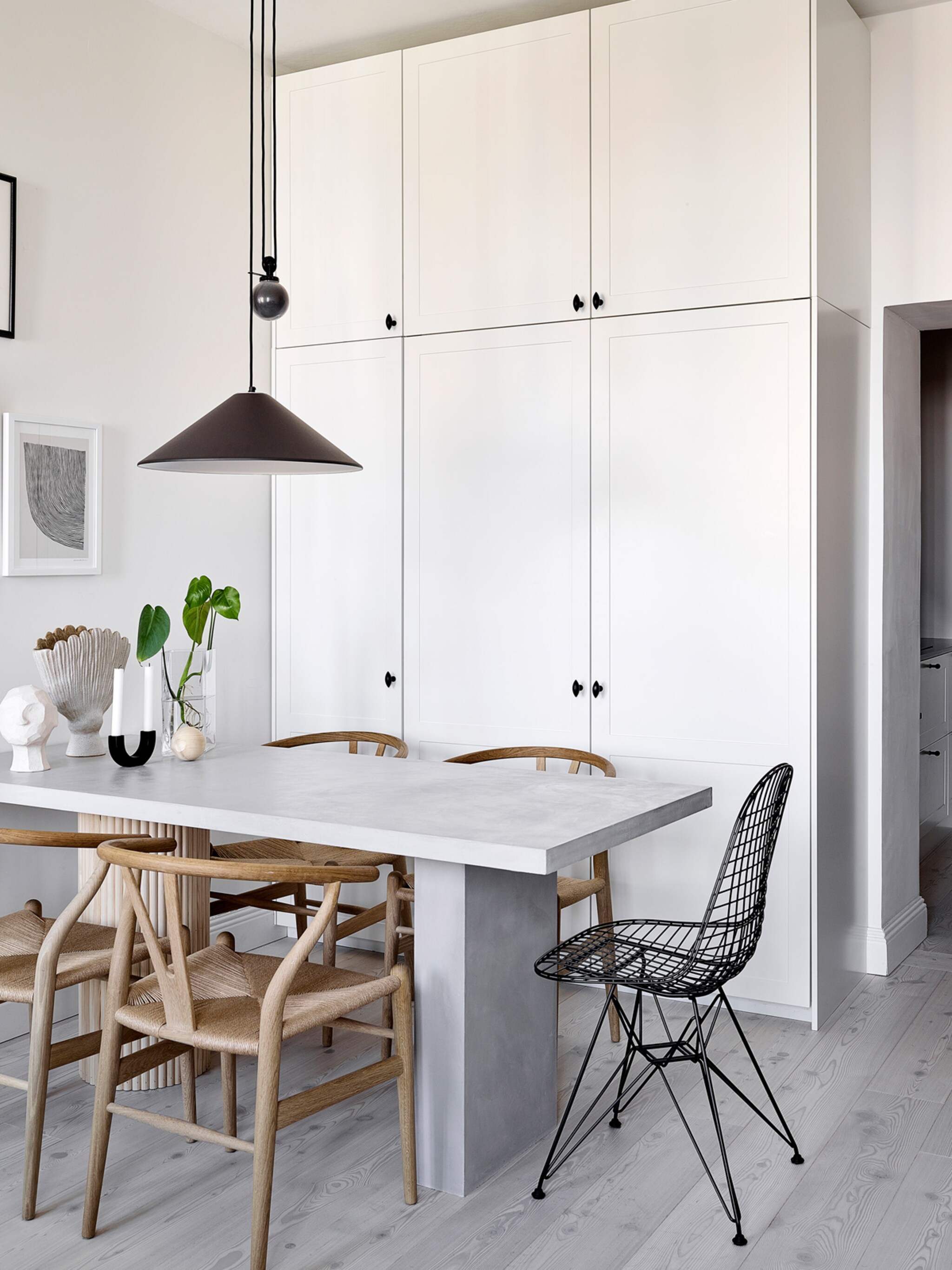 binnenkijken in een zwart witte designloft in helsinki