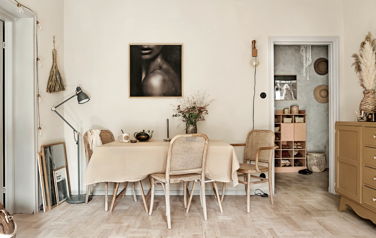 Tafel en wandlamp zelfgemaakt, stoelen Ellos. Tafelkleed en theepot vintage. Vaas Tine K Home, schaaltje House Doctor, mok meegenomen uit Texas. Overig herkomst onbekend. vtwonen 05-2021 | productie Taverne agency | styling &amp; tekst Mari Strenghielm | fotografie Anna Malmberg | tekstbewerking Christine van der Hoff