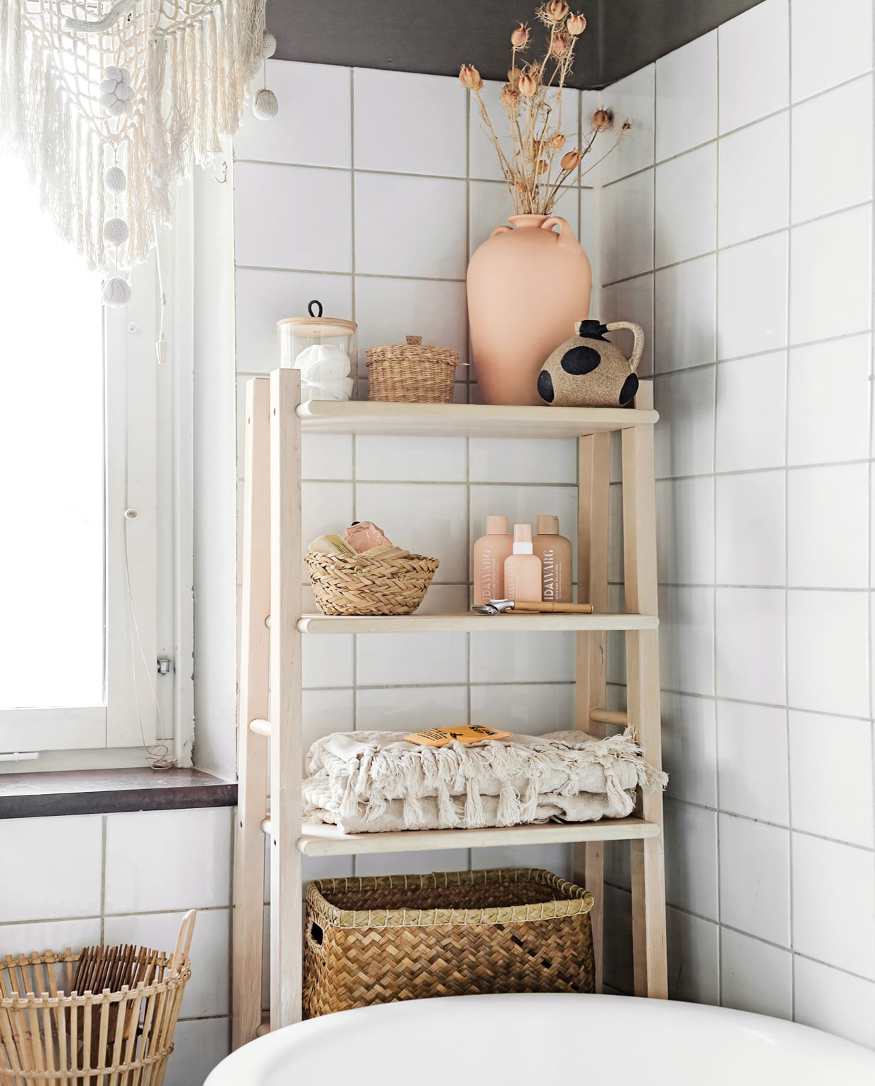 Badkamerkast Ikea, terra vaas vintage, gestippelde vaas en handdoeken H&amp;M Home, haarproducten Ida Warg, manden Afroart. Overig herkomst onbekend. vtwonen 05-2021 | productie Taverne agency | styling &amp; tekst Mari Strenghielm | fotografie Anna Malmberg | tekstbewerking Christine van der Hoff