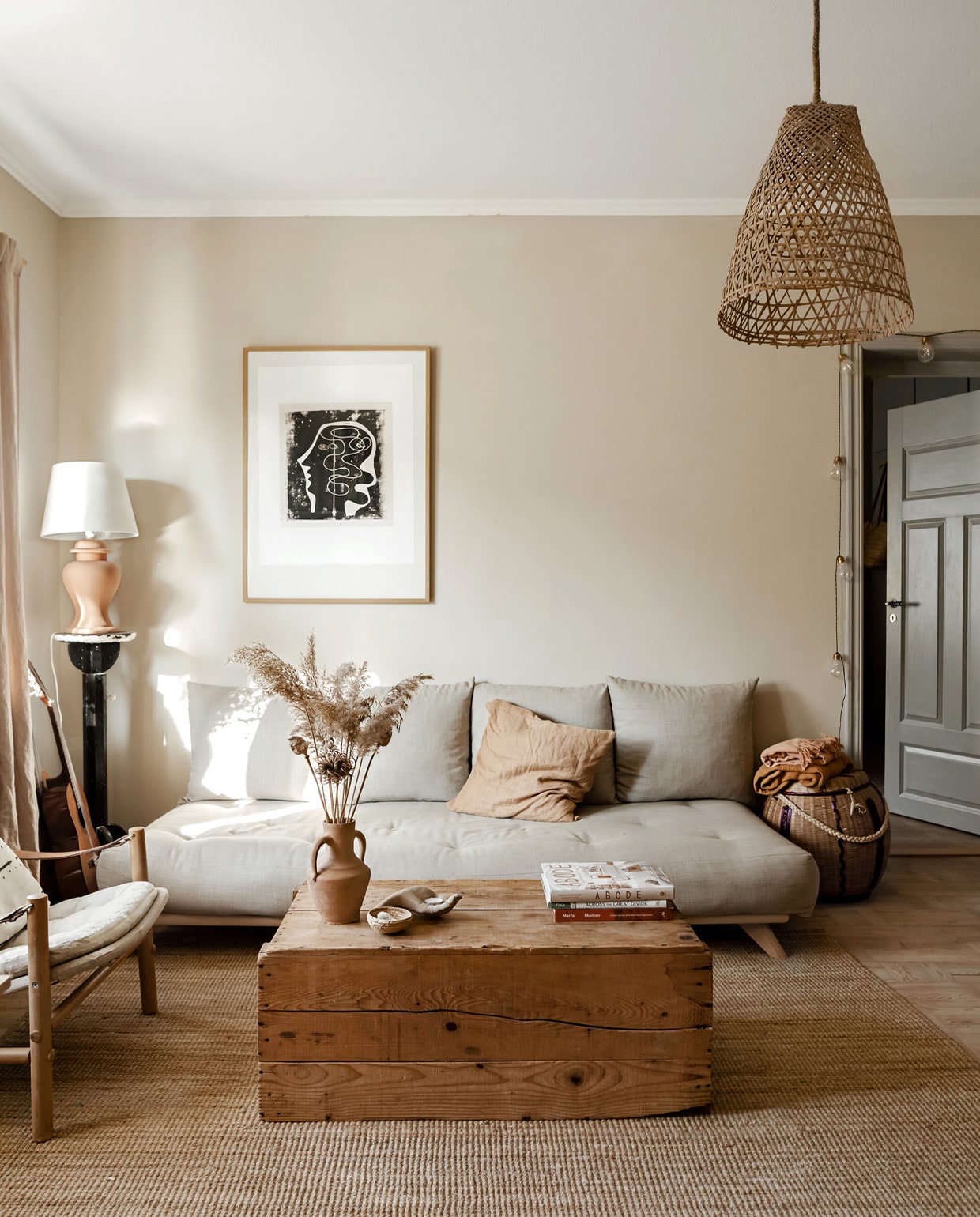 Bank Karup design, kussen Poudre Organic, poster Tate Shop, tafel van een omgekeerde kist, hanglamp AB Småland, vintage fauteuil Bror Boije. Overig vintage. Vergelijkbare muurkleur Clay Pale 152 van Little Greene. vtwonen 05-2021 | productie Taverne agency | styling &amp; tekst Mari Strenghielm | fotografie Anna Malmberg | tekstbewerking Christine van der Hoff