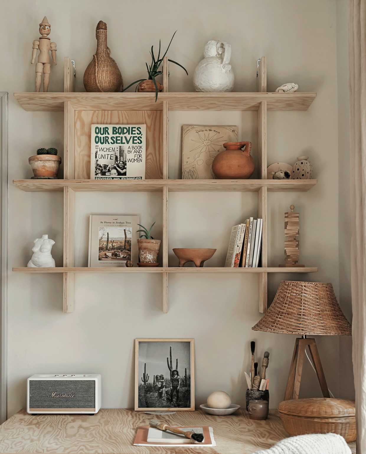 Bureau, stoel en hangkast Ikea, witte torso zelfgemaakt, speaker Marshall. Overig herkomst onbekend. vtwonen 05-2021 | productie Taverne agency | styling &amp; tekst Mari Strenghielm | fotografie Anna Malmberg | tekstbewerking Christine van der Hoff