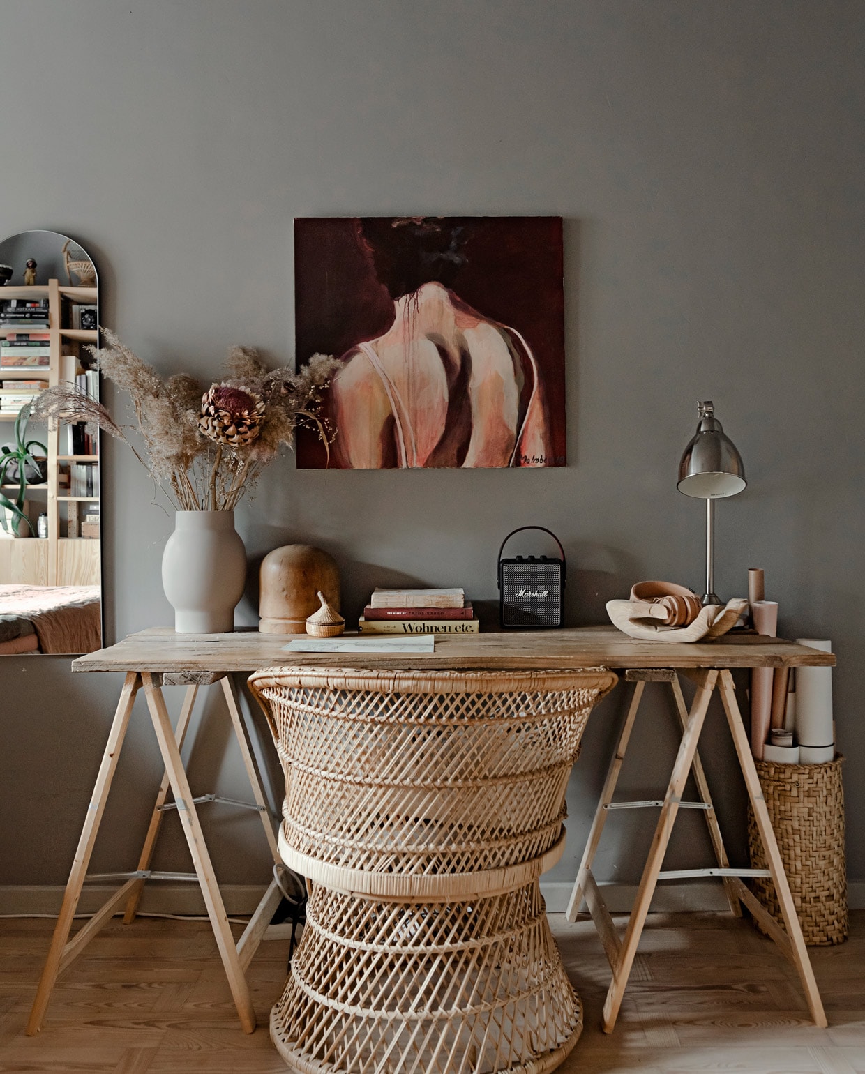 Spiegel en rotan stoel vintage, bureau zelfgemaakt, speaker Marshall, lamp Ikea, hand Bodil Vintage, schilderij gemaakt door Anna’s vader, overig herkomst onbekend. vtwonen 05-2021 | productie Taverne agency | styling &amp; tekst Mari Strenghielm | fotografie Anna Malmberg | tekstbewerking Christine van der Hoff